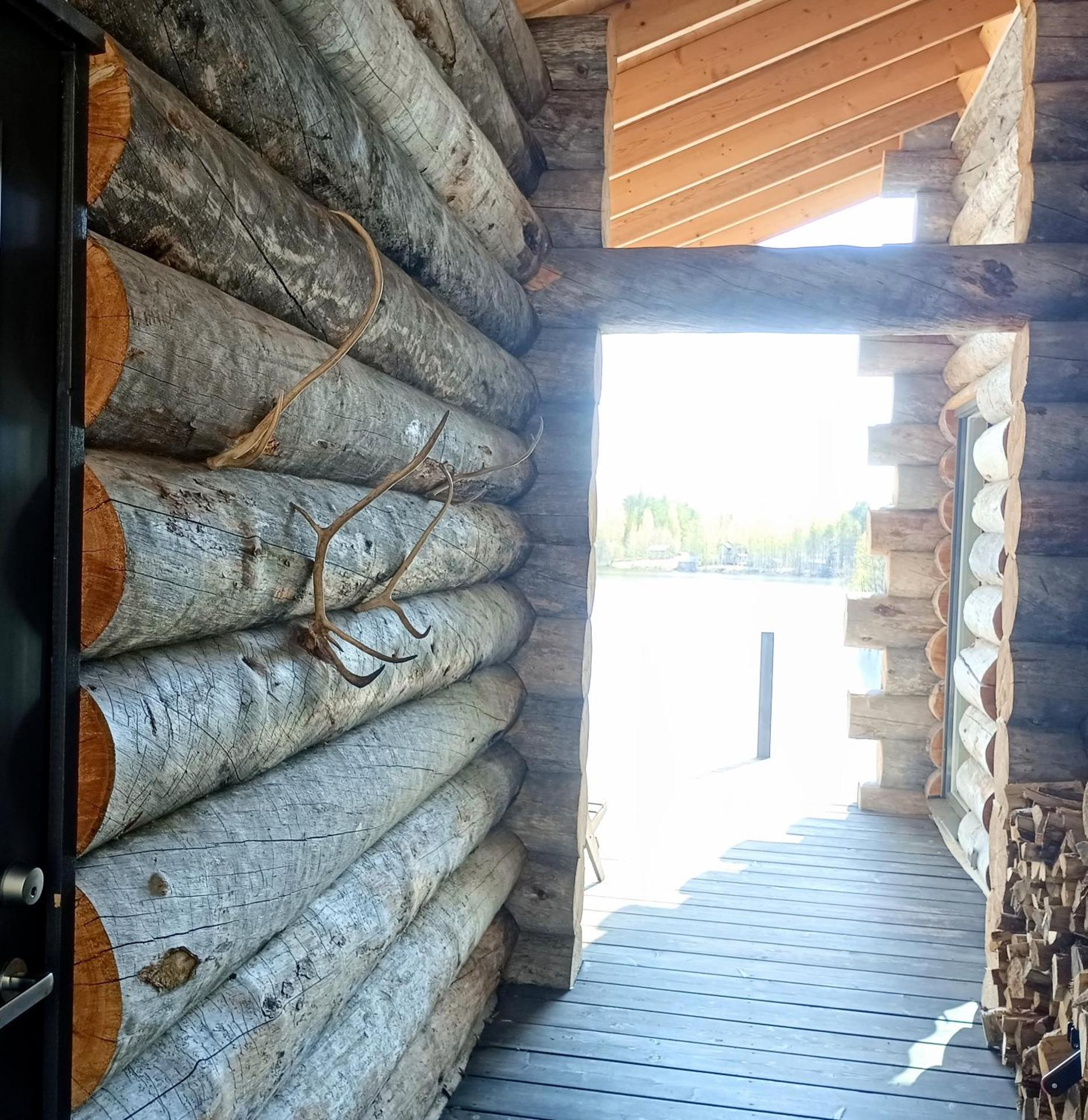 Upea kelohirsihuvila rannalla, myös poreamme!