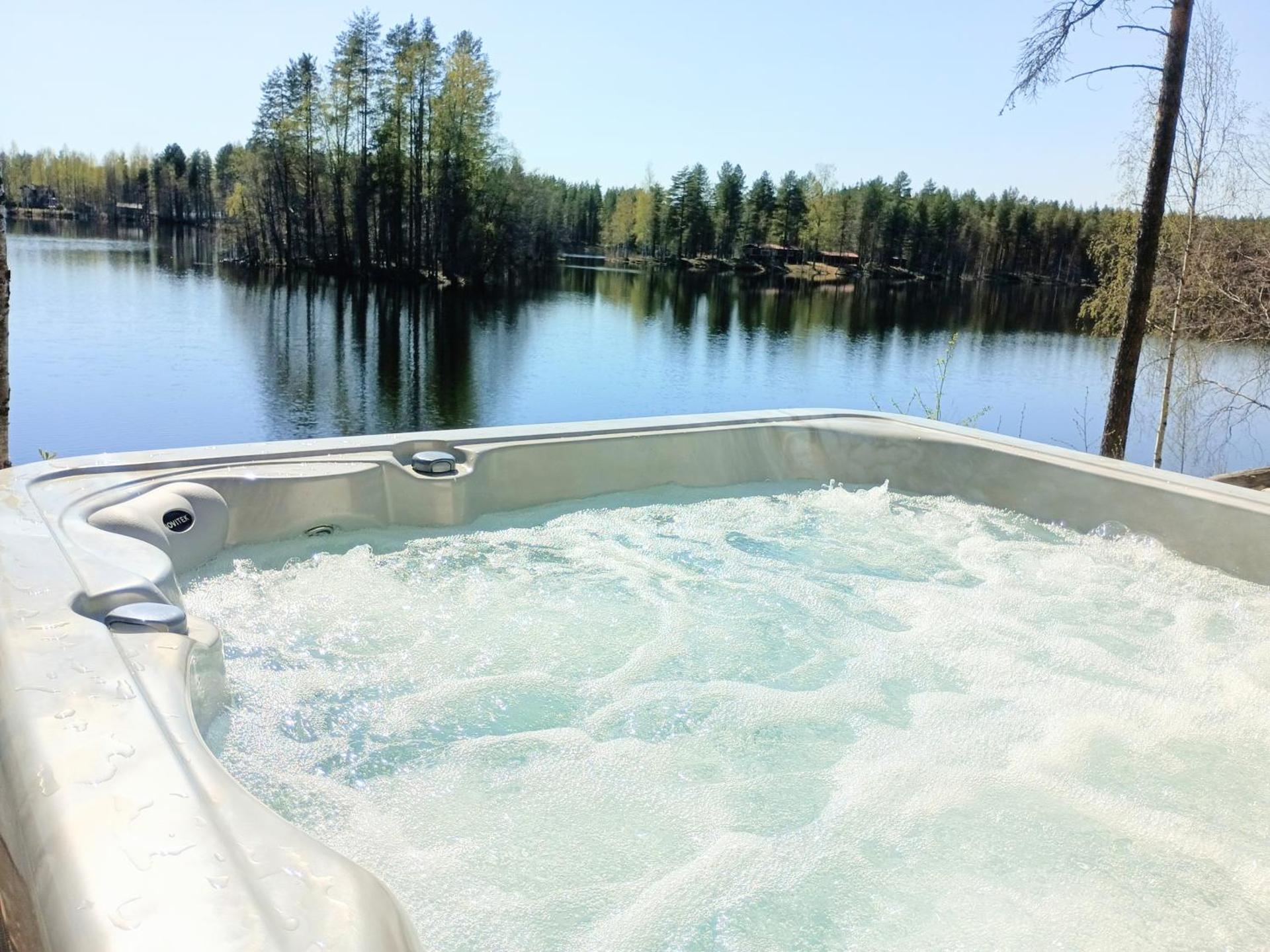 Upea kelohirsihuvila rannalla, myös poreamme!