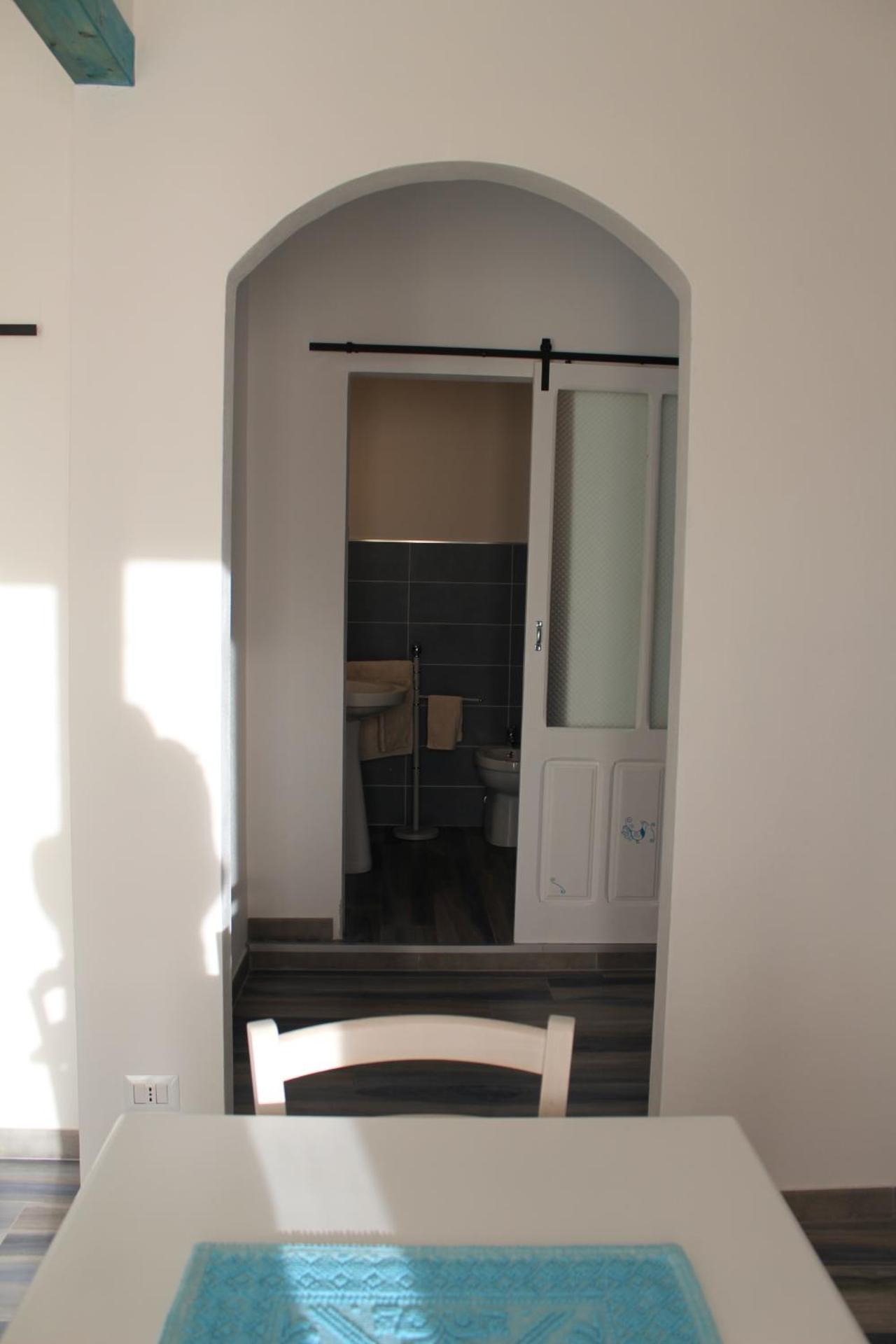 Sa Dommu de Kerciu vista mare con parcheggio