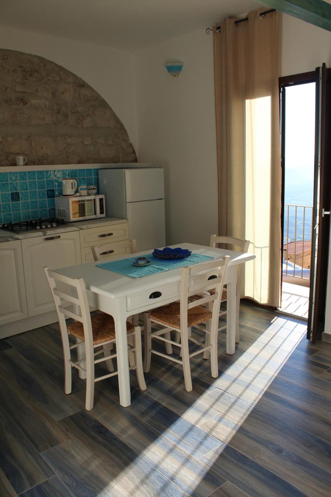 Sa Dommu de Kerciu vista mare con parcheggio