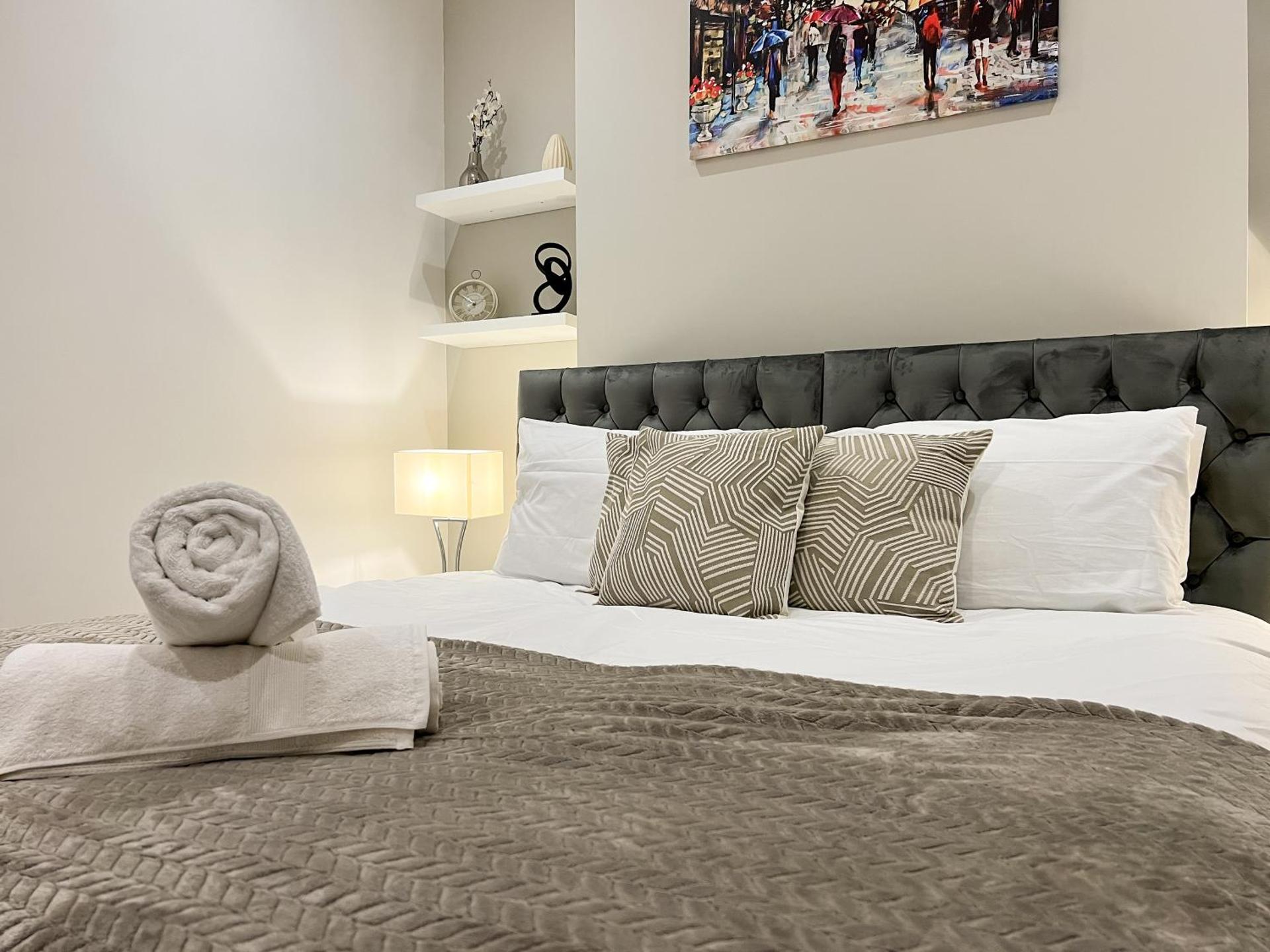 Stylish 2 Bedroom Flat City Centre - Free Parking