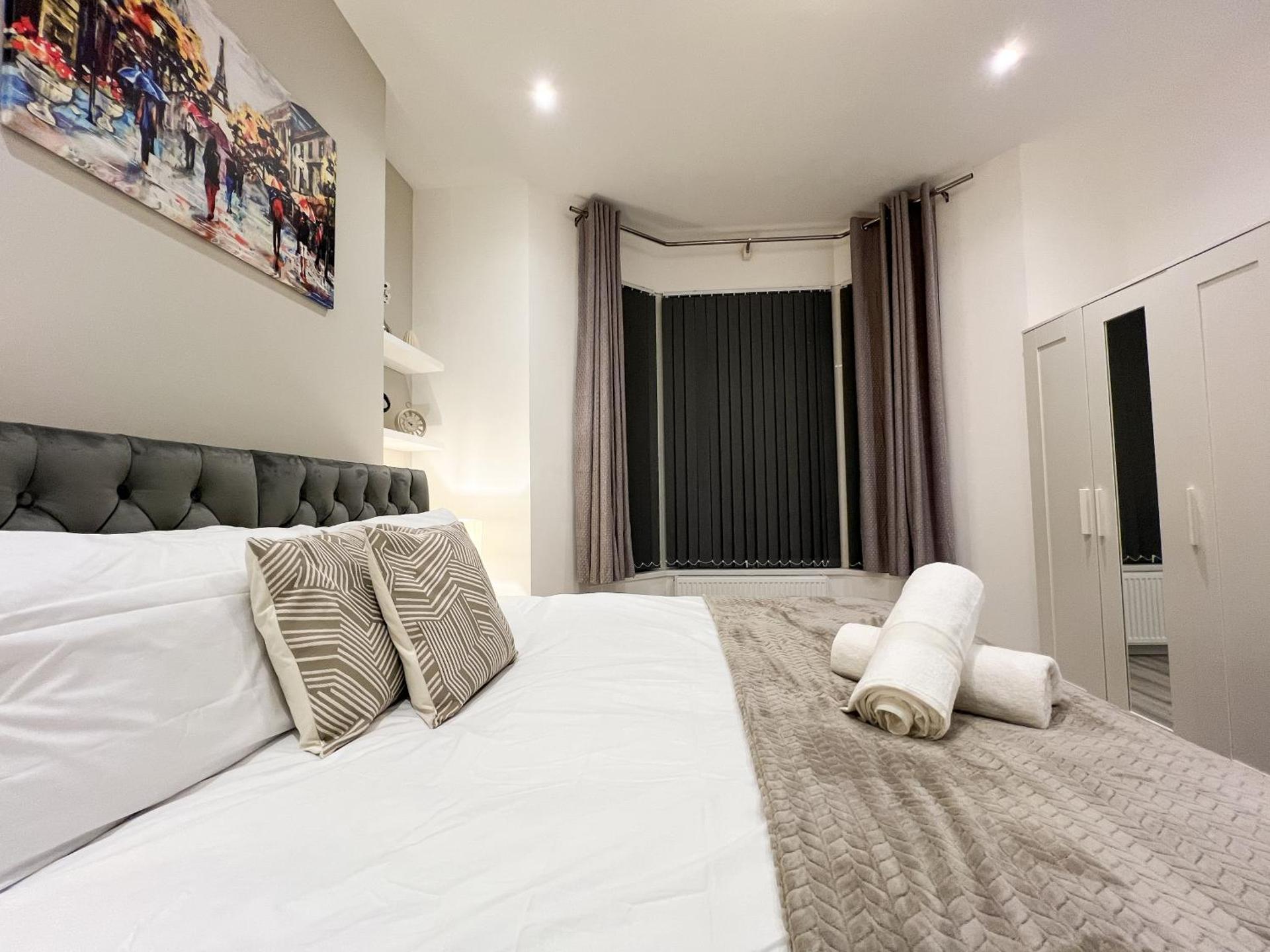 Stylish 2 Bedroom Flat City Centre - Free Parking