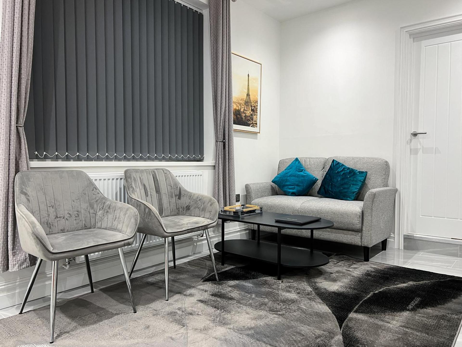 Stylish 2 Bedroom Flat City Centre - Free Parking