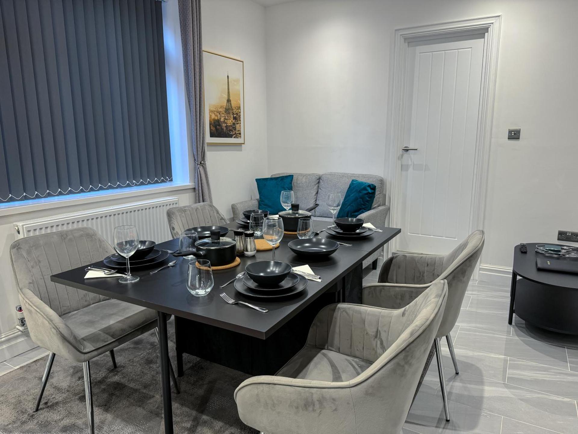 Stylish 2 Bedroom Flat City Centre - Free Parking