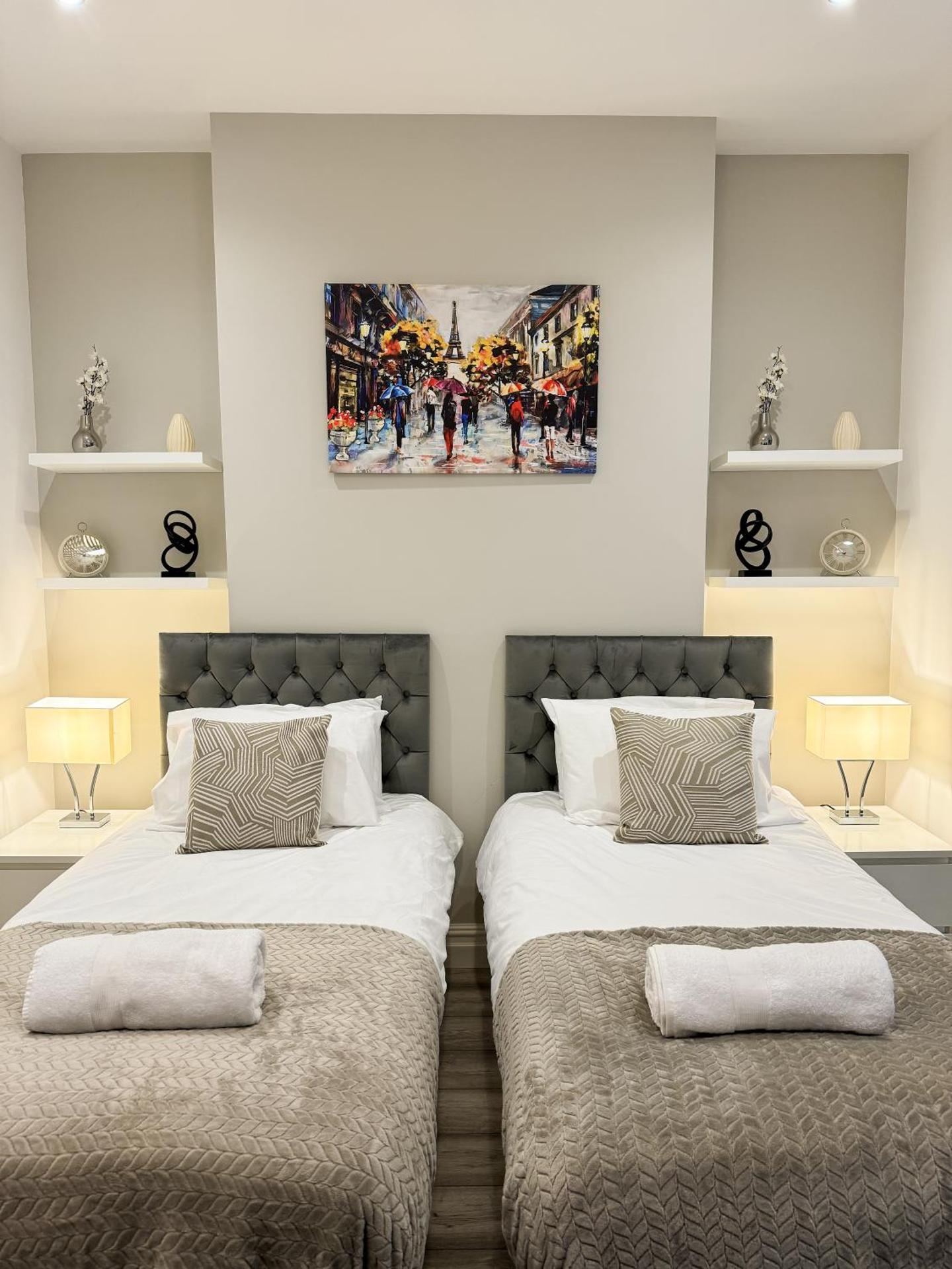 Stylish 2 Bedroom Flat City Centre - Free Parking