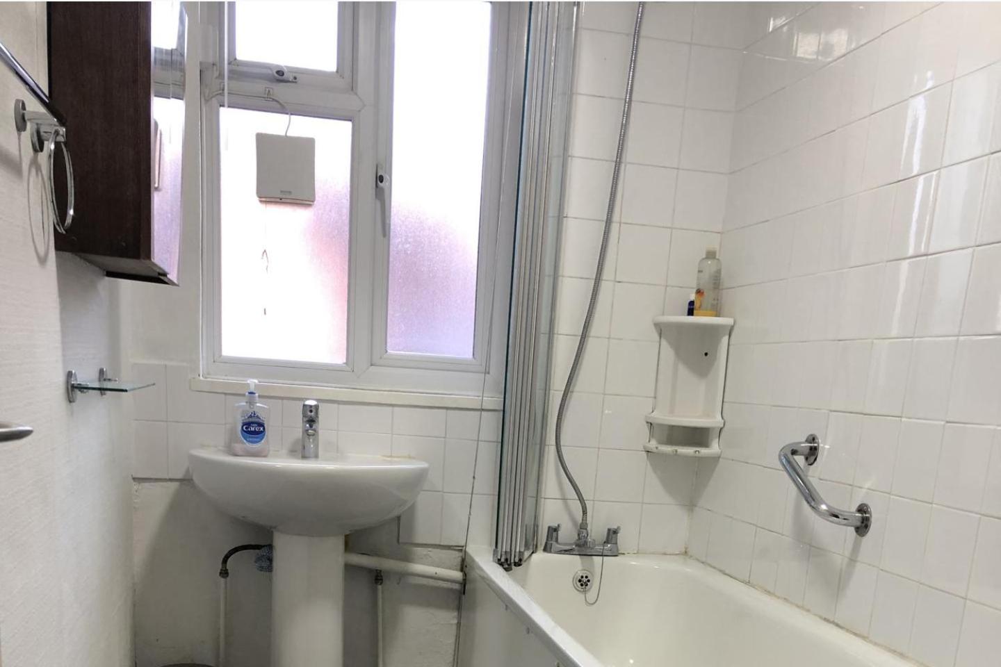 1 Bed-Sleeps 4-Free Parking-15 Min to Putney