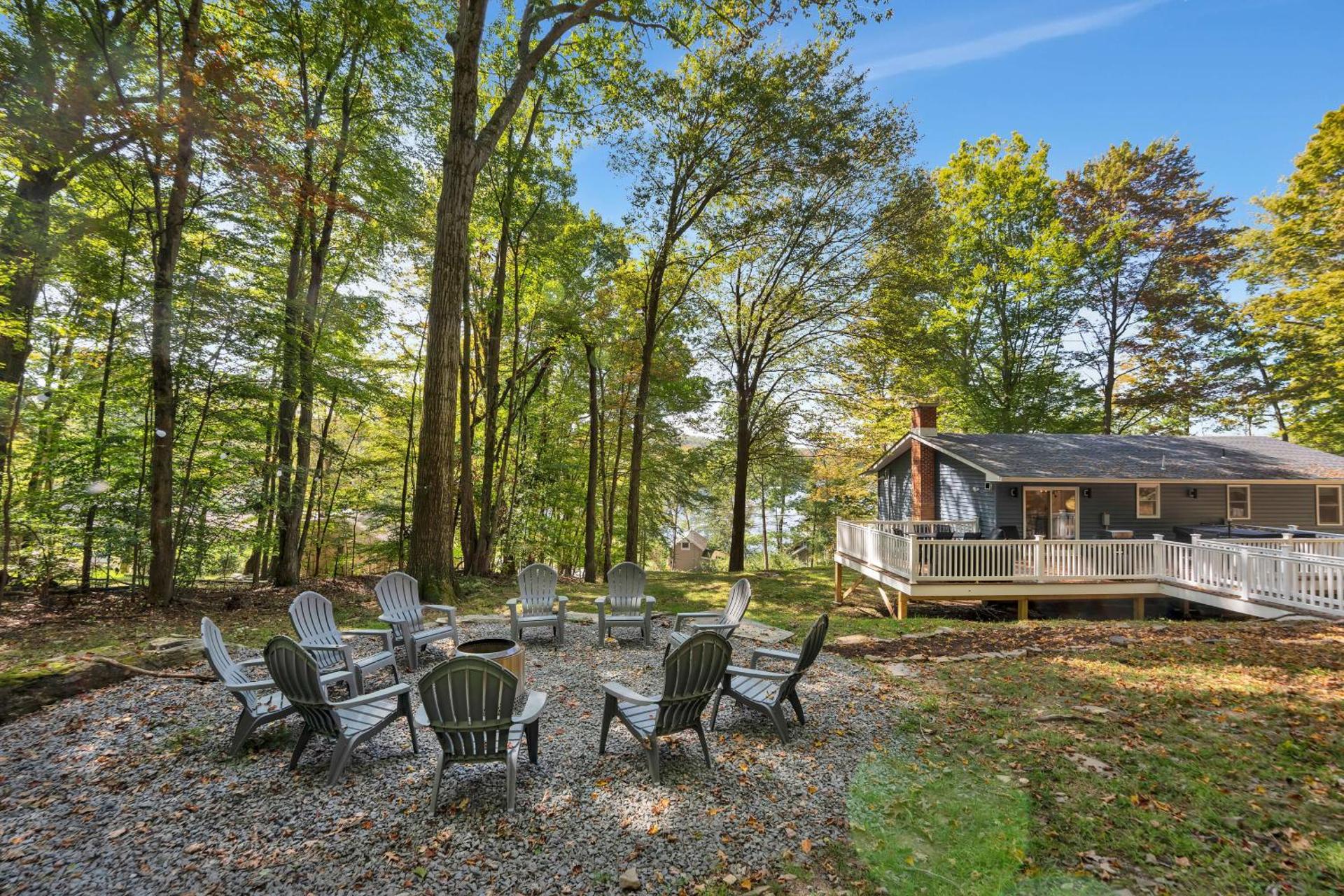 Lakeside, Dock, Hot Tub, Kayaks, Arcade, Playset