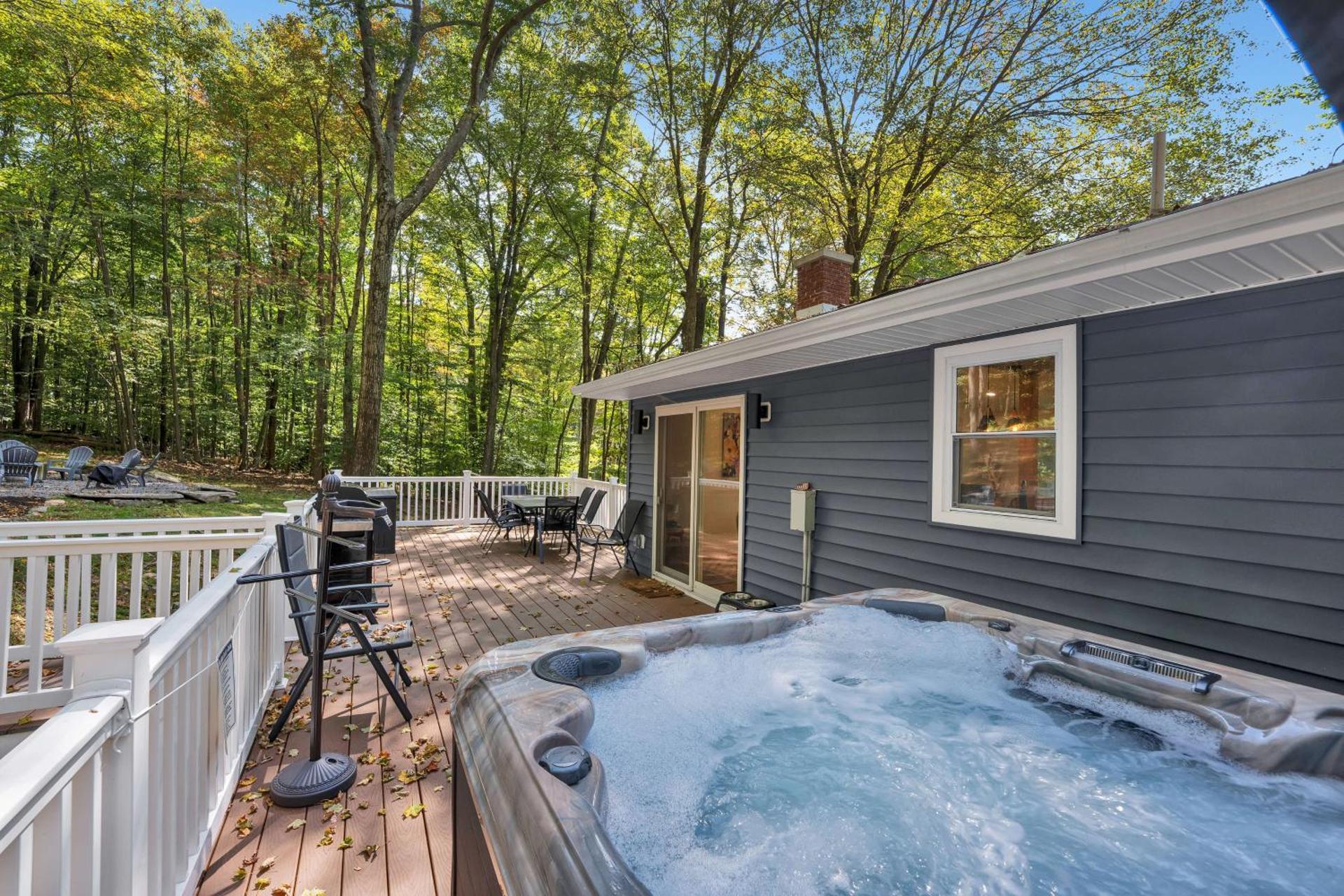 Lakeside, Dock, Hot Tub, Kayaks, Arcade, Playset