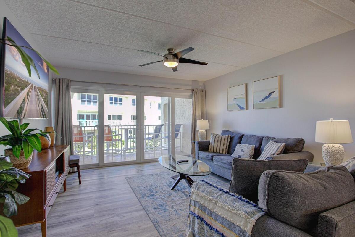 Beautiful Ocean Side 2 Bedroom Condo with Pool