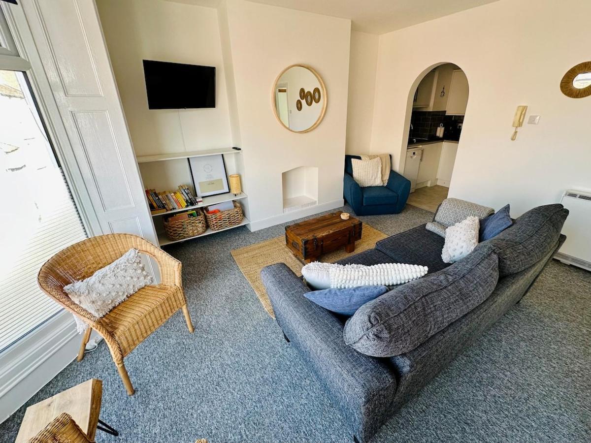 Beautiful apartment, moments from the sea