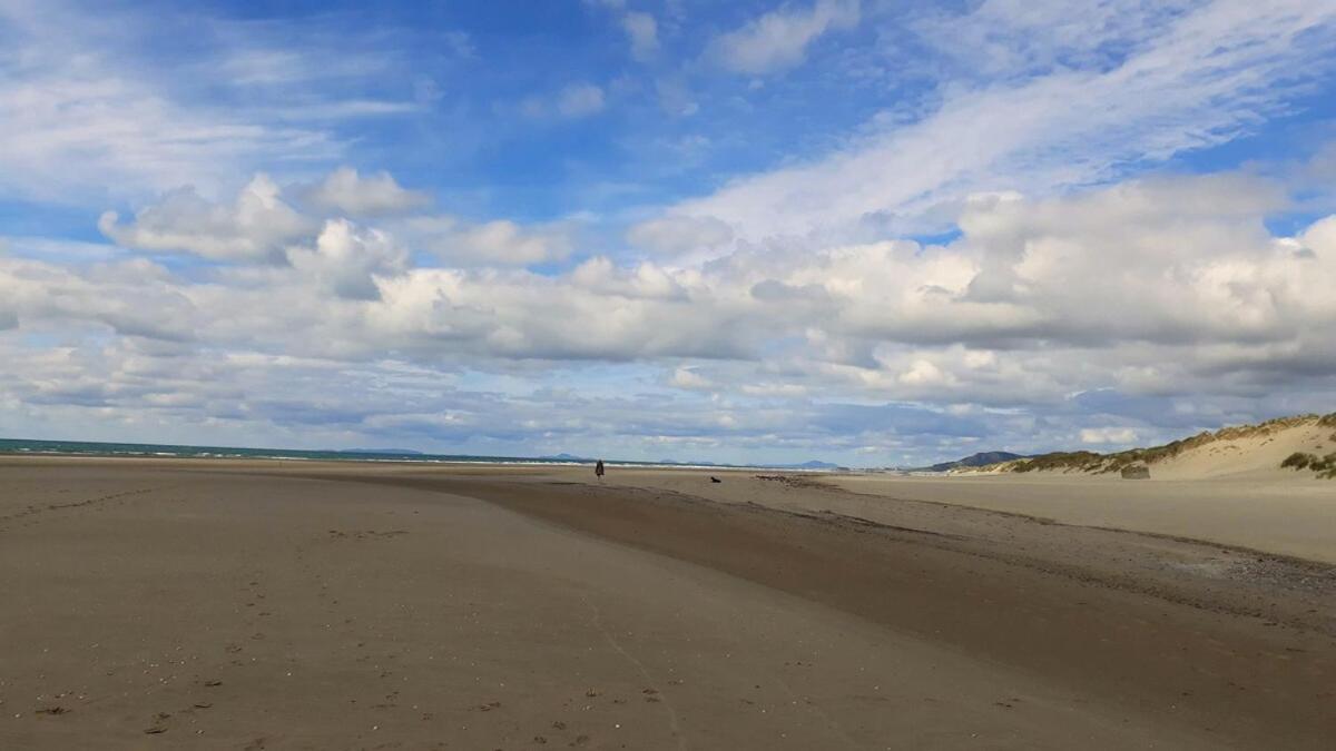 Relaxing Coastal Retreat for 2 Hot Tub Log Fire