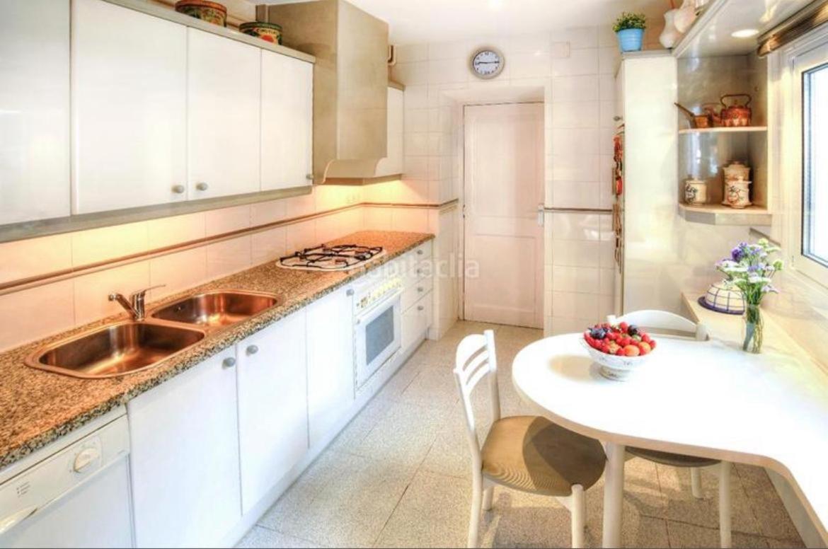 Casa con jardín y barbacoa