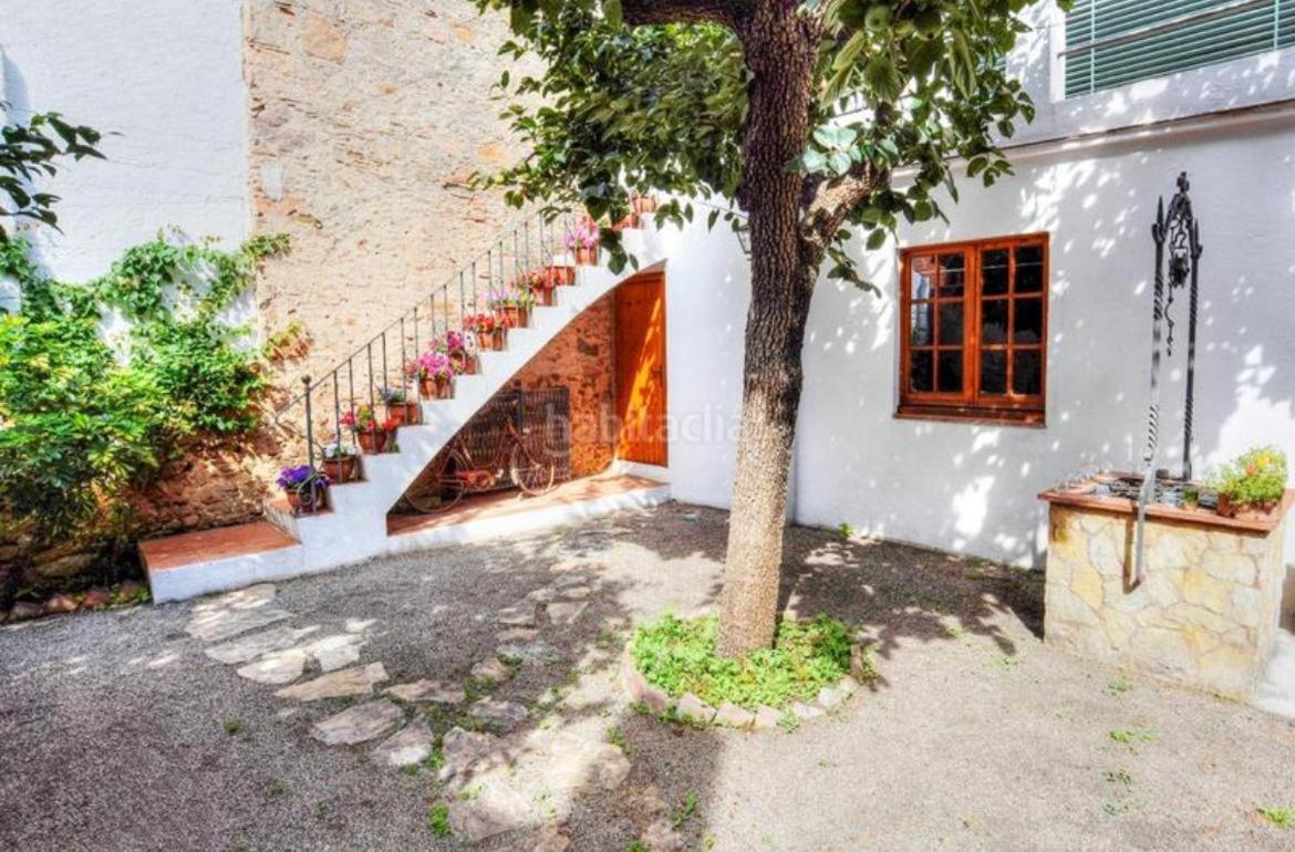 Casa con jardín y barbacoa