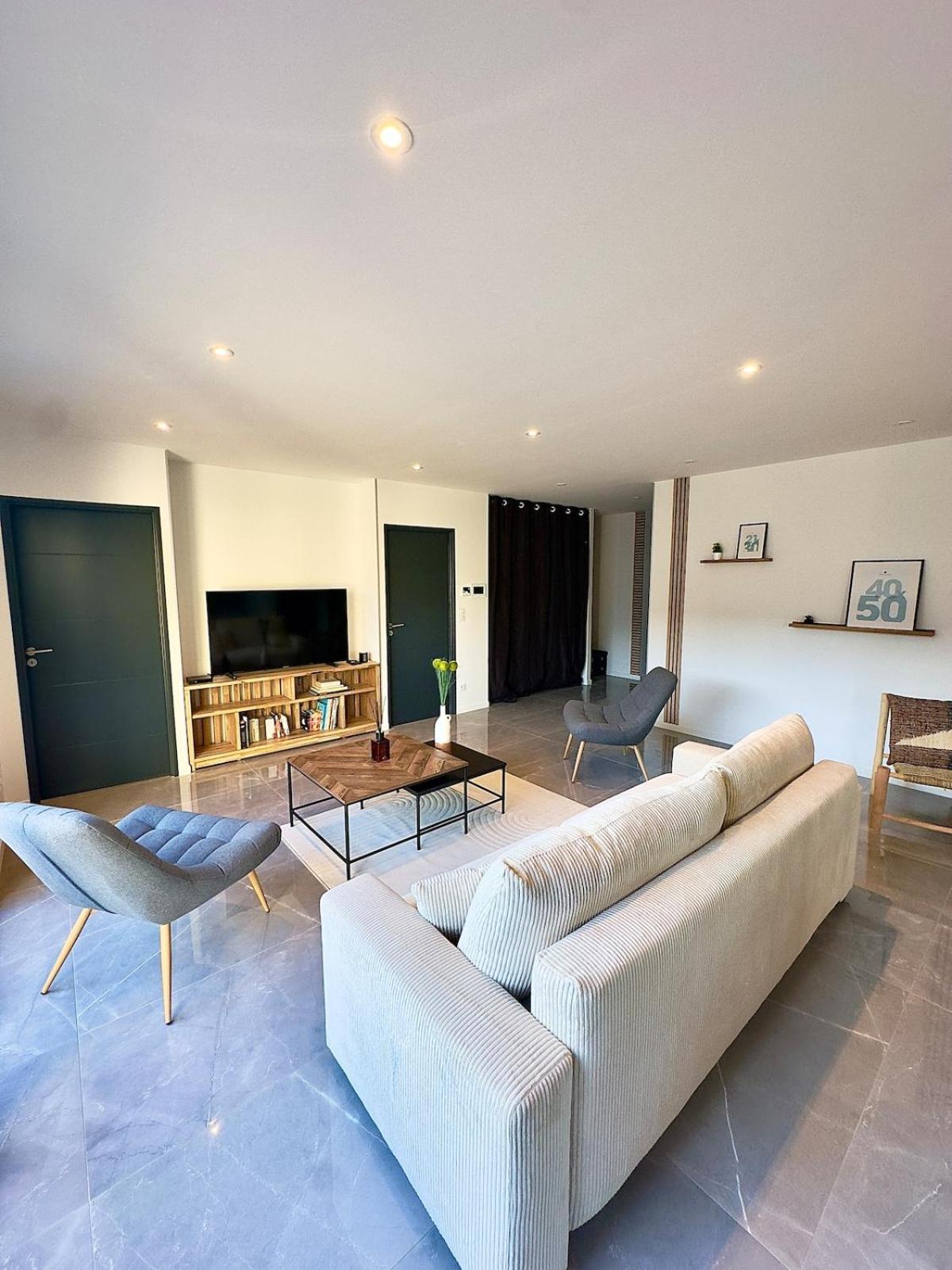 Communal lounge/ TV room