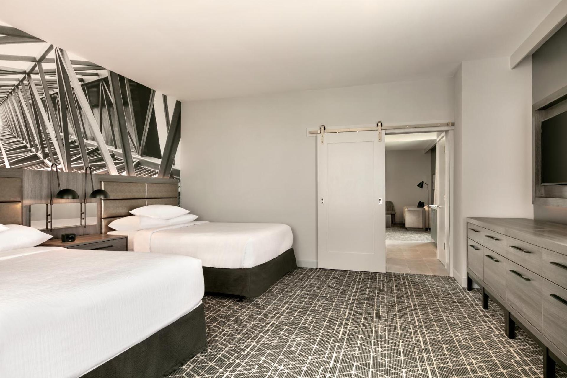 Queen Suite with City View