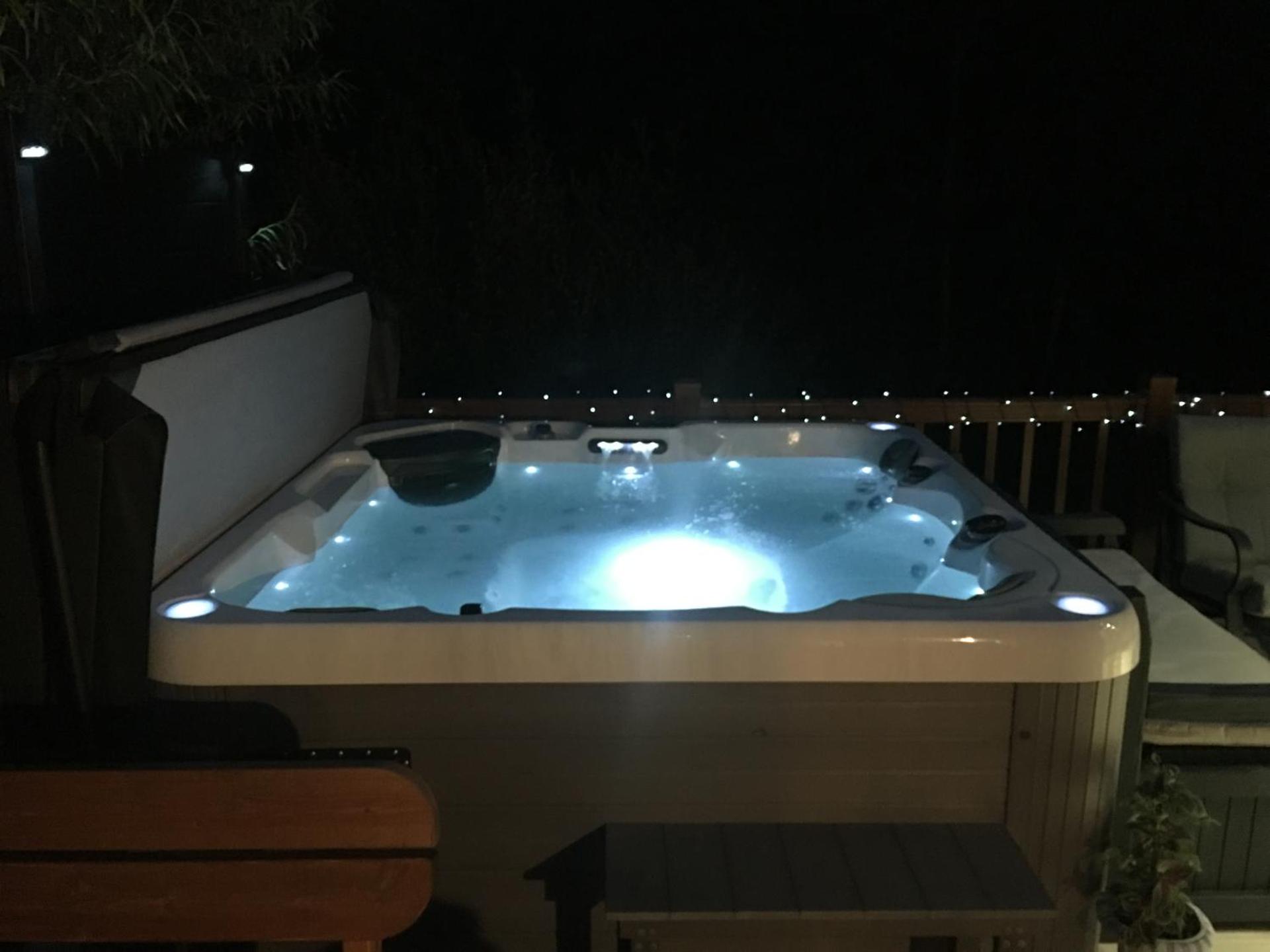 Logi-Bear Lodge with Hot Tub