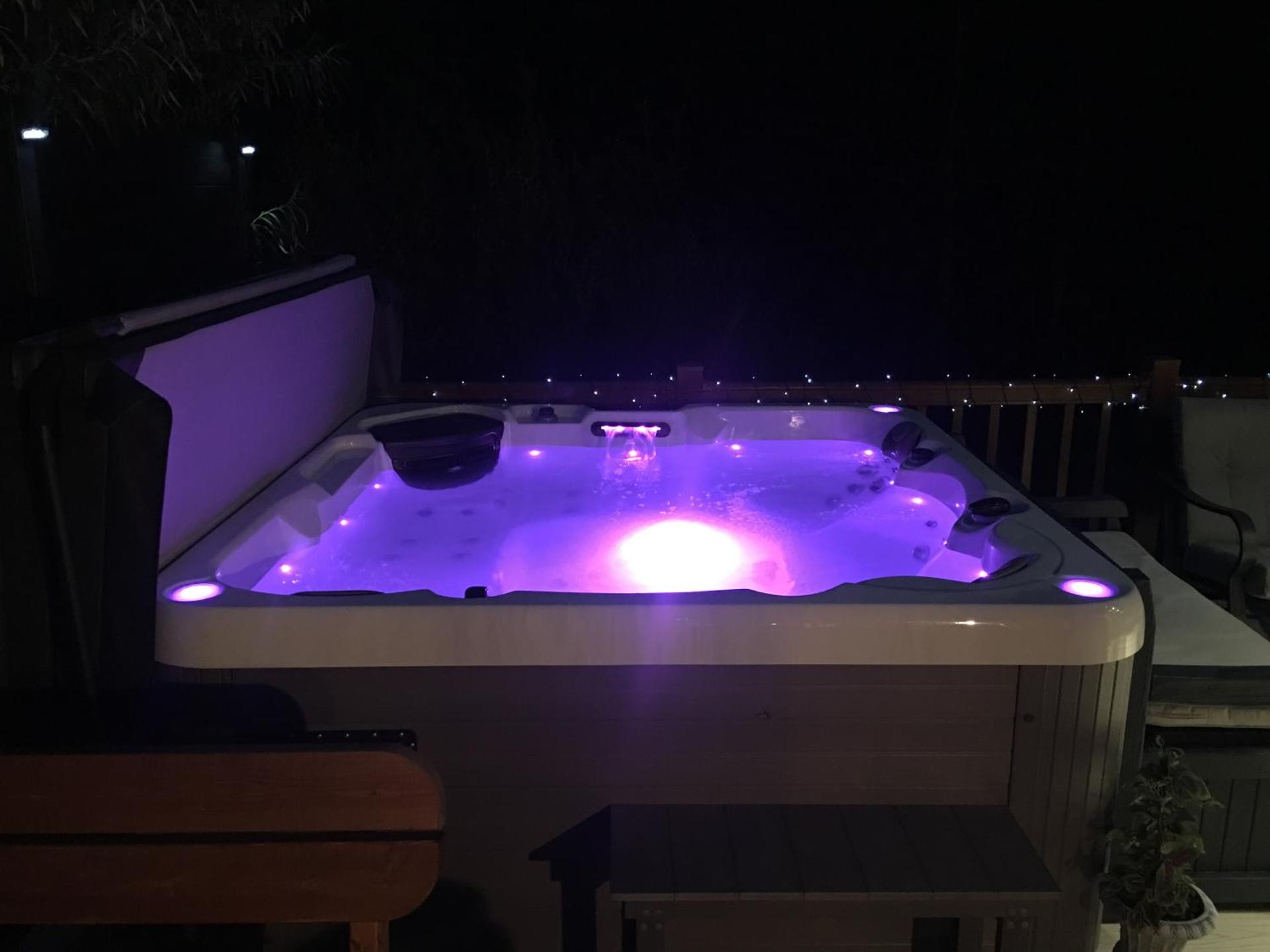 Logi-Bear Lodge with Hot Tub