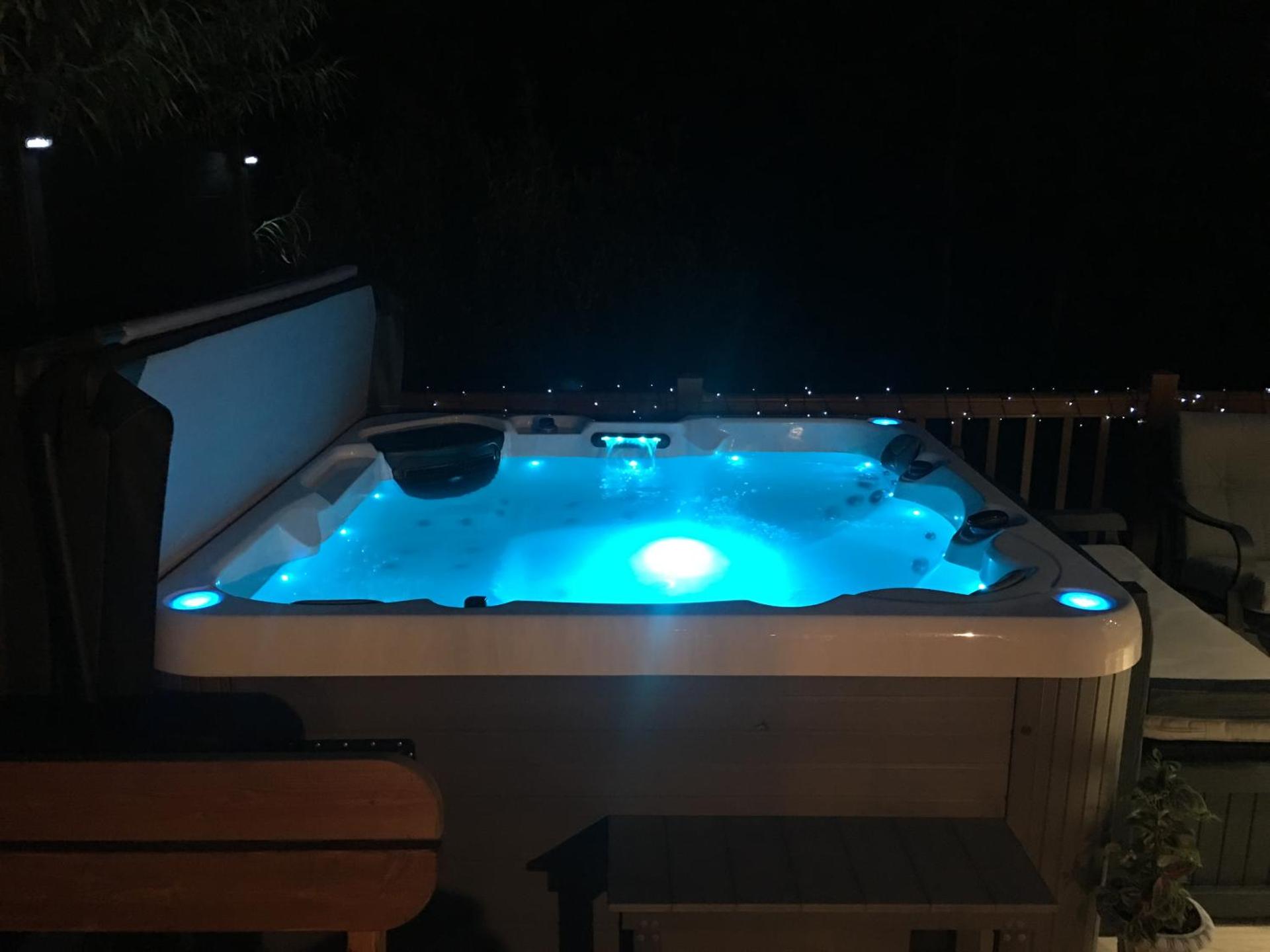 Logi-Bear Lodge with Hot Tub