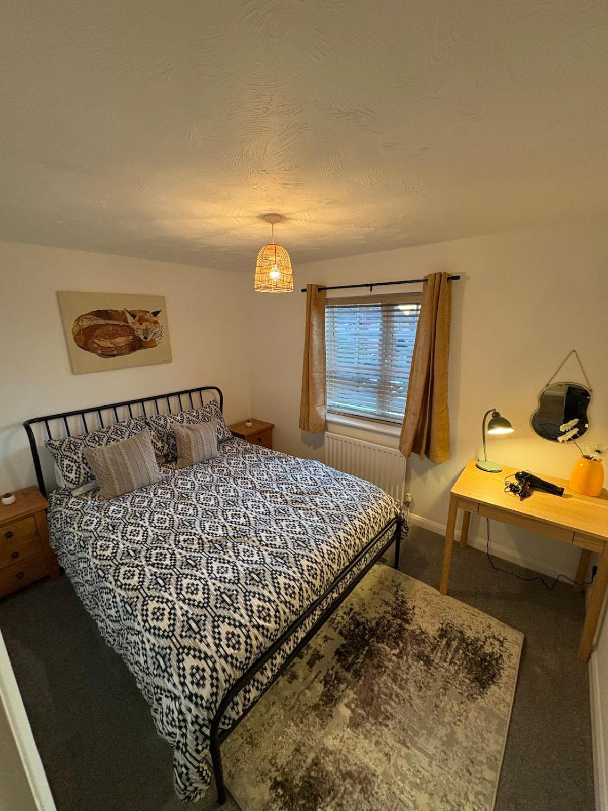 Northampton 2 King Bed SKY TV Driveway Earls Barton