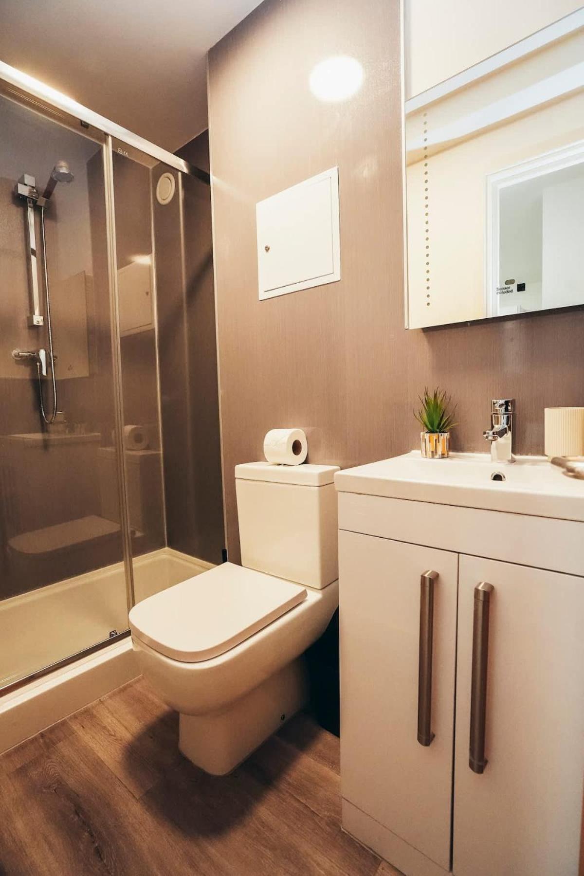 2BR City Centre Apt, Self Check In, Wifi, By DerBnB