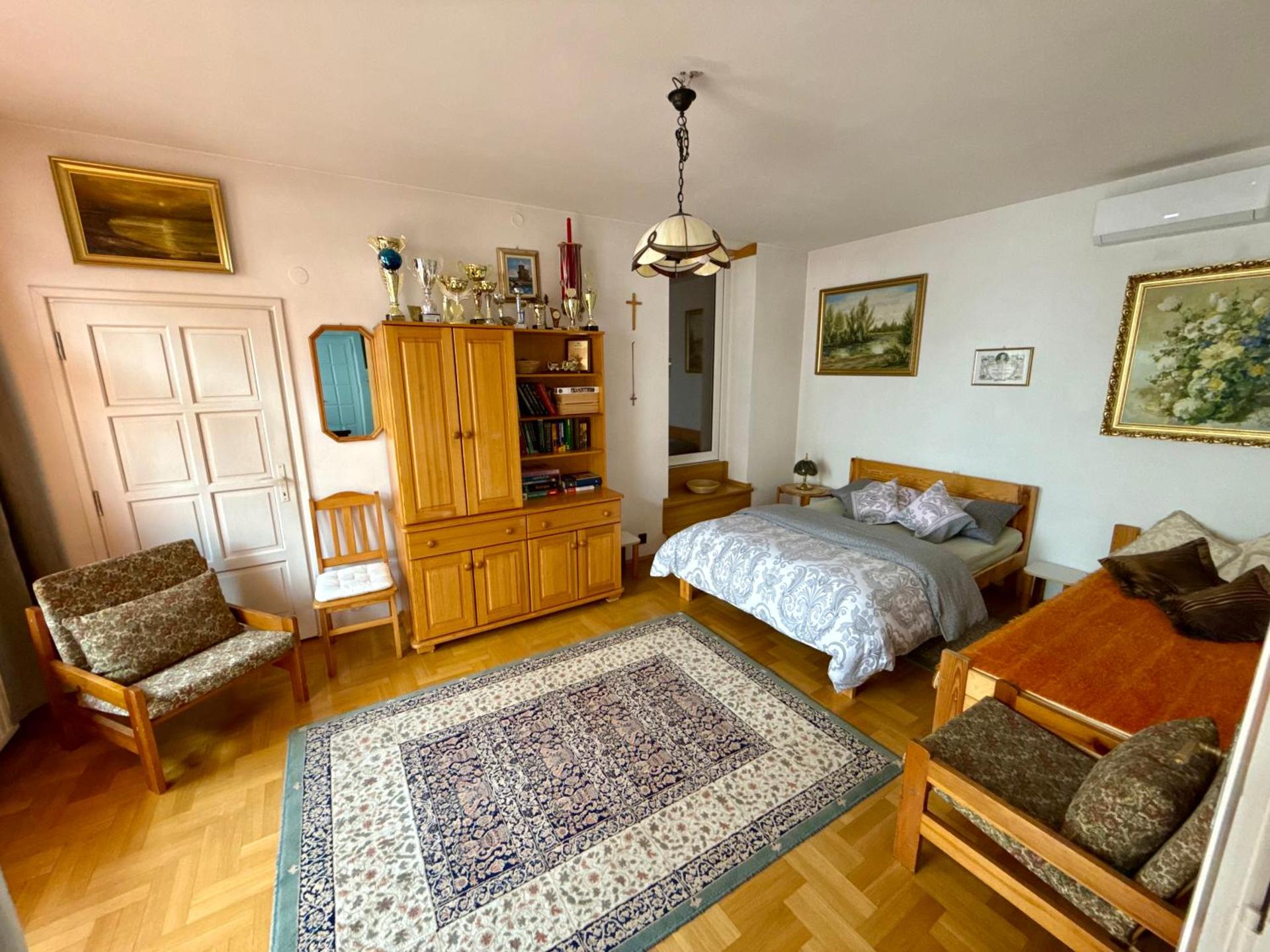 Perfect Remote-Workplace in Sunny Apartment