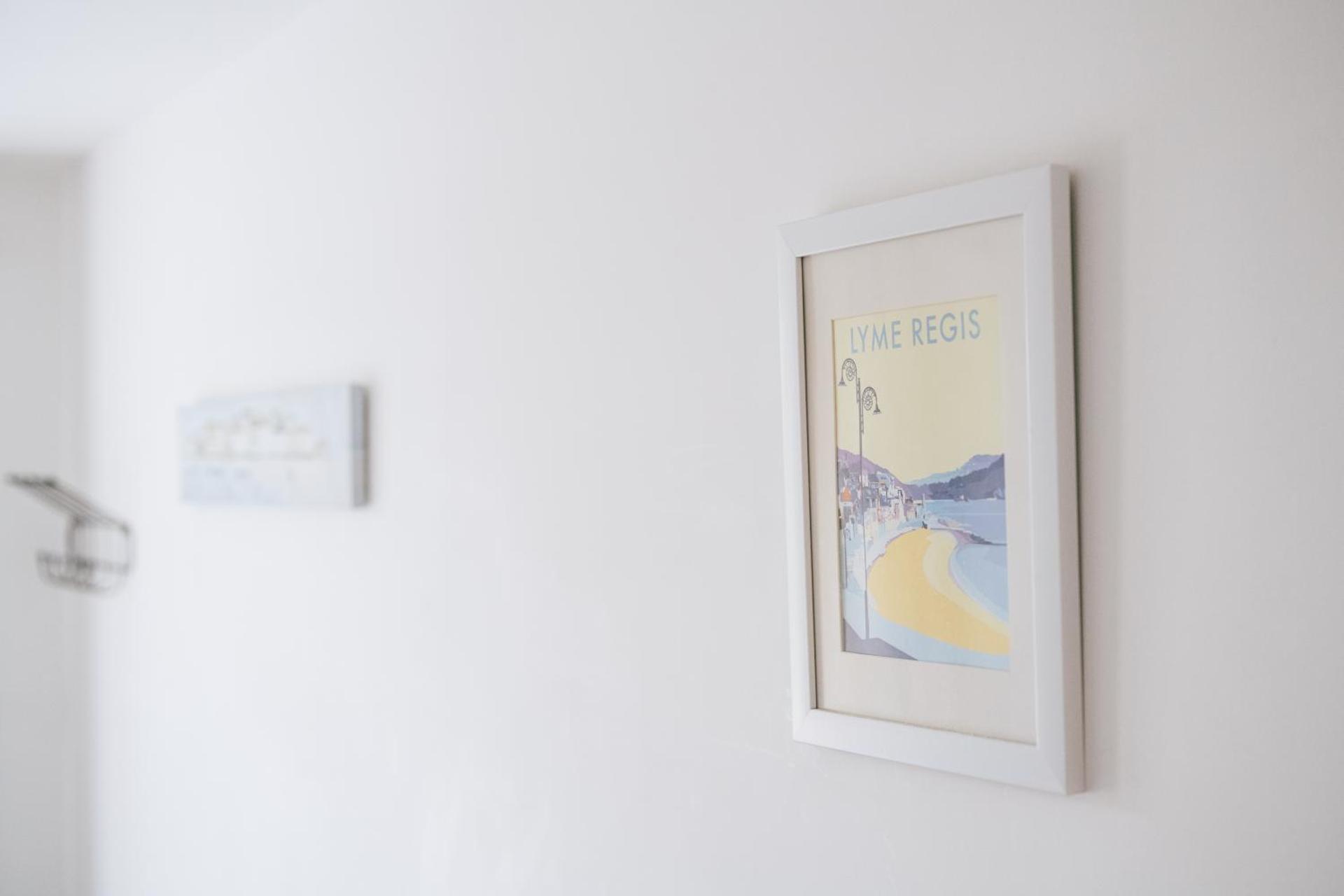 Stunning little house, 2 mins from Lyme Regis beach with a sea view Sleeps 4 free parking,small dog welcome