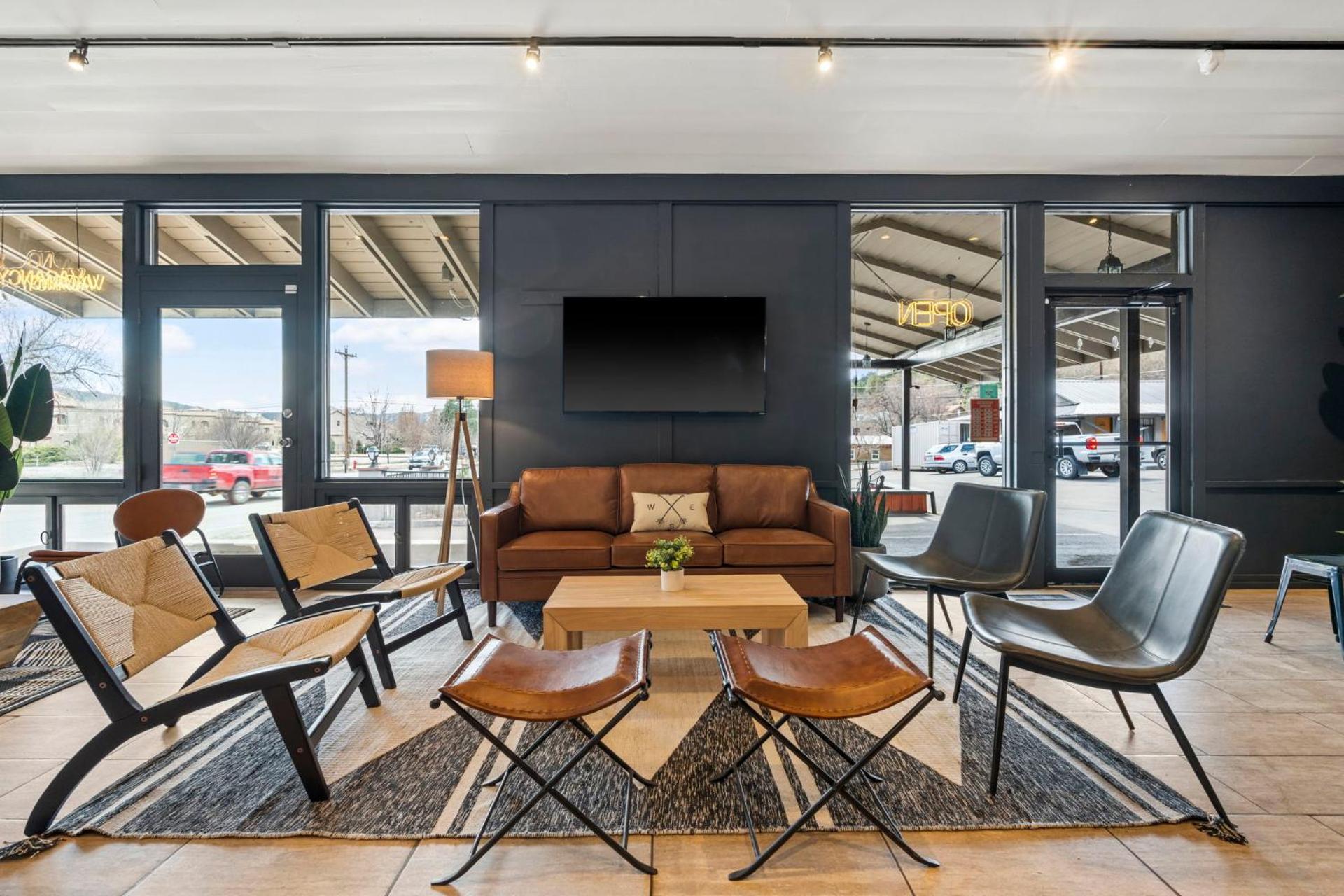 Communal lounge/ TV room