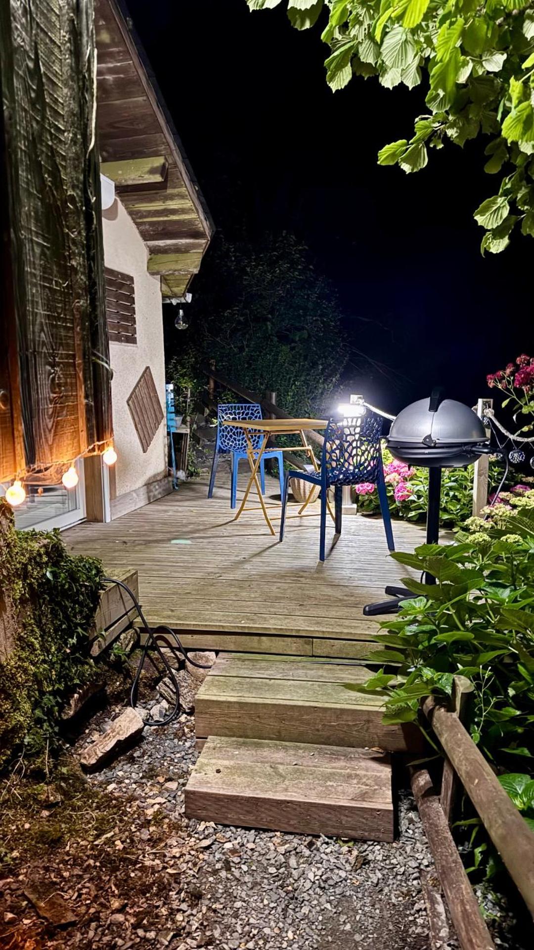 la chambre d hotes de marie indépendante et sa terrasse avec vue panoramique proche alpes mancelles