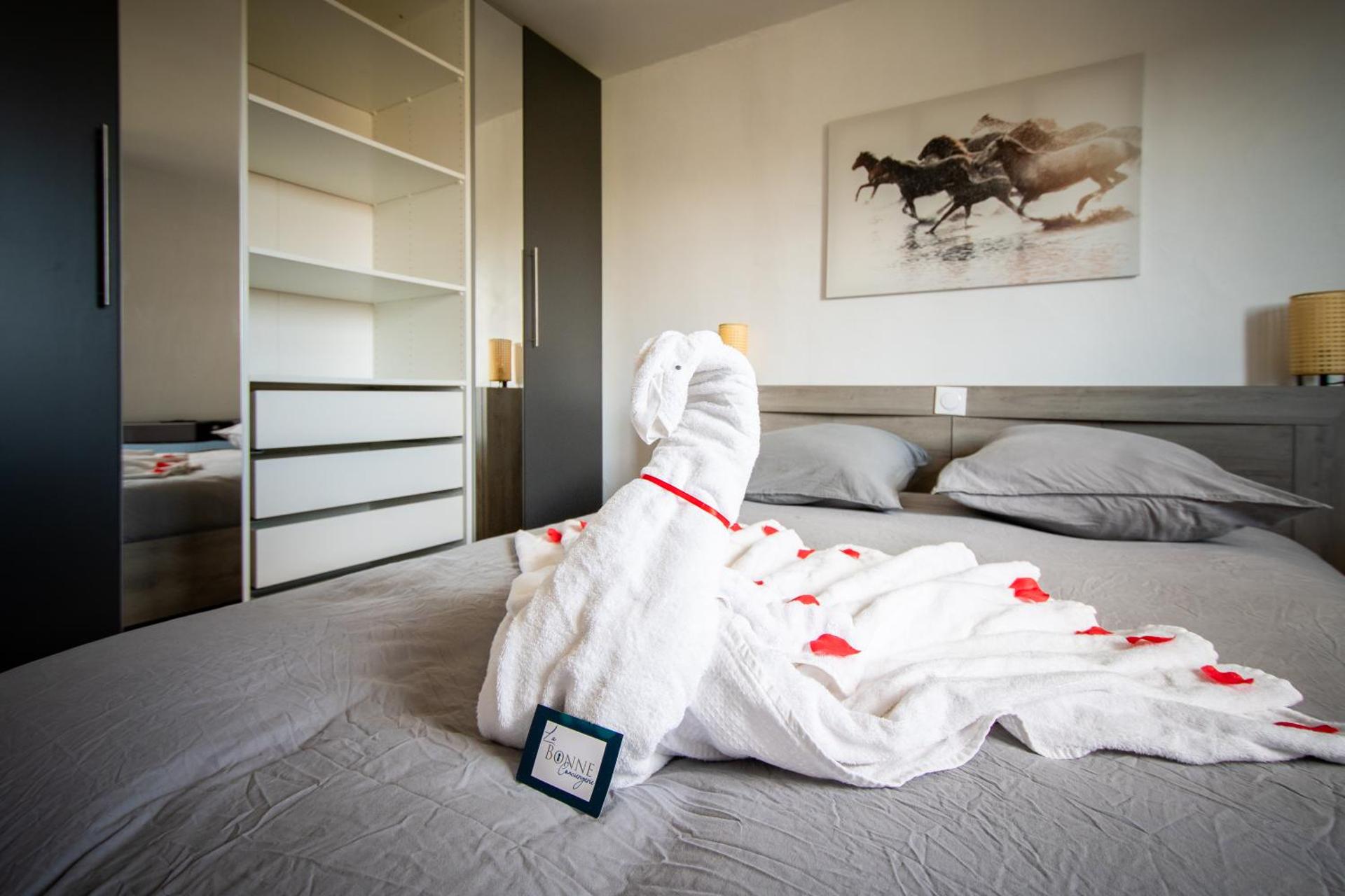 GuestHouse La Costière - logements indépendants - espace piscine jacuzzi