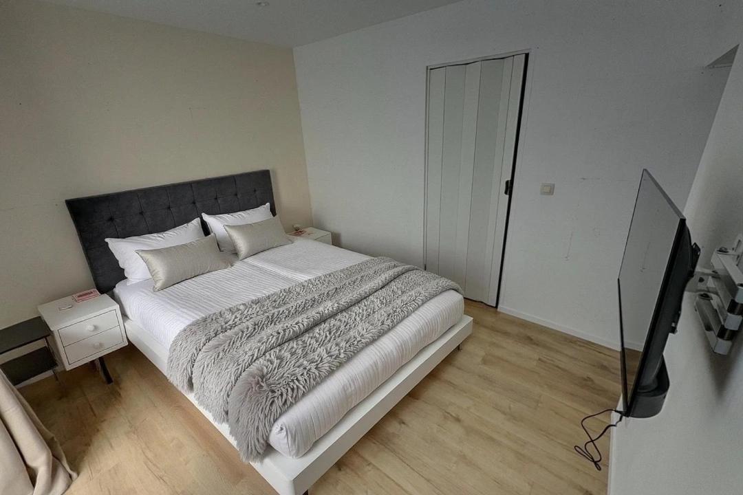 Jean 1B Brussels-Charleroi-Airport