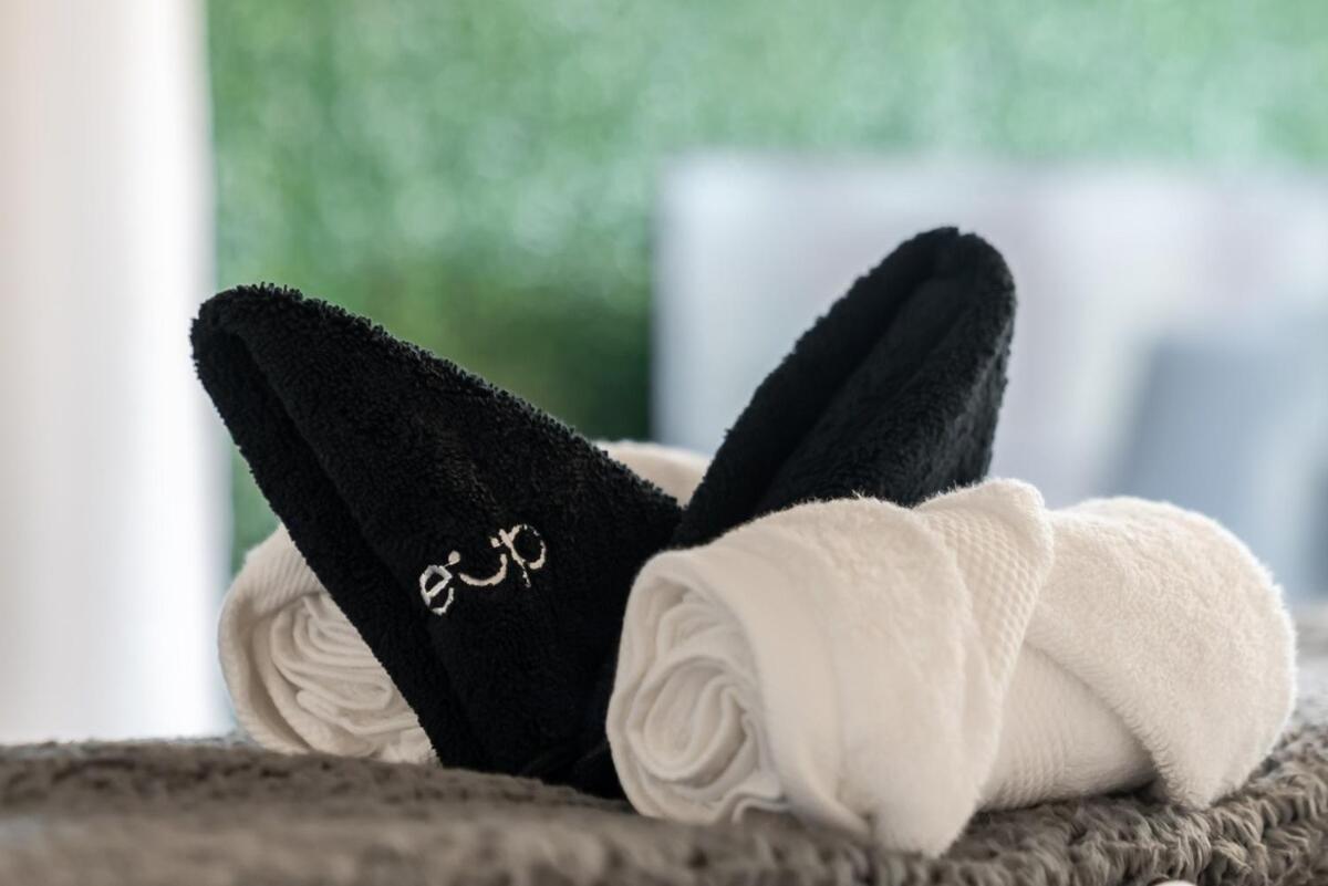 Discounted Elegant Yorkville Suite