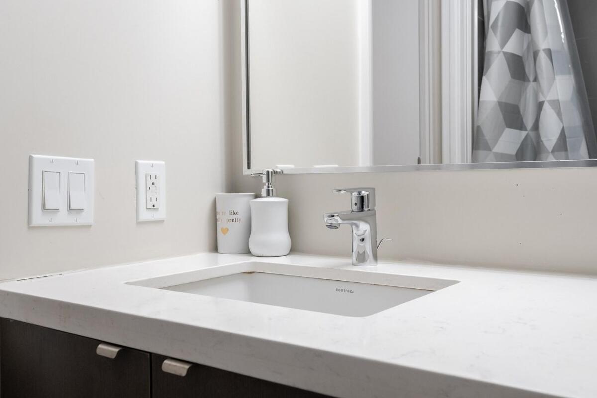 Discounted Elegant Yorkville Suite