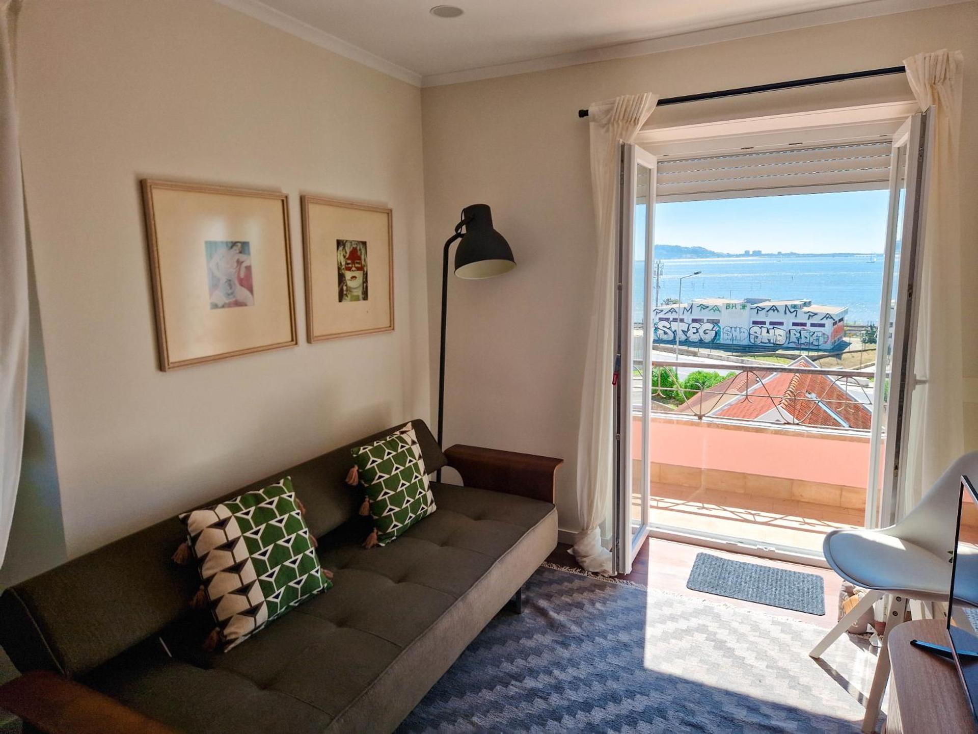 Riverfront 2 Bedrooms with Balcony