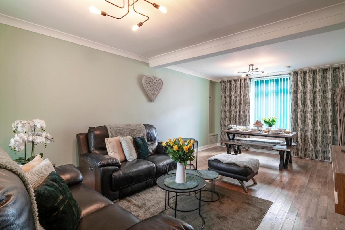 Ty Gwyrdd, 3 bedroom house, sleeps 7, Near Bike Park Wales