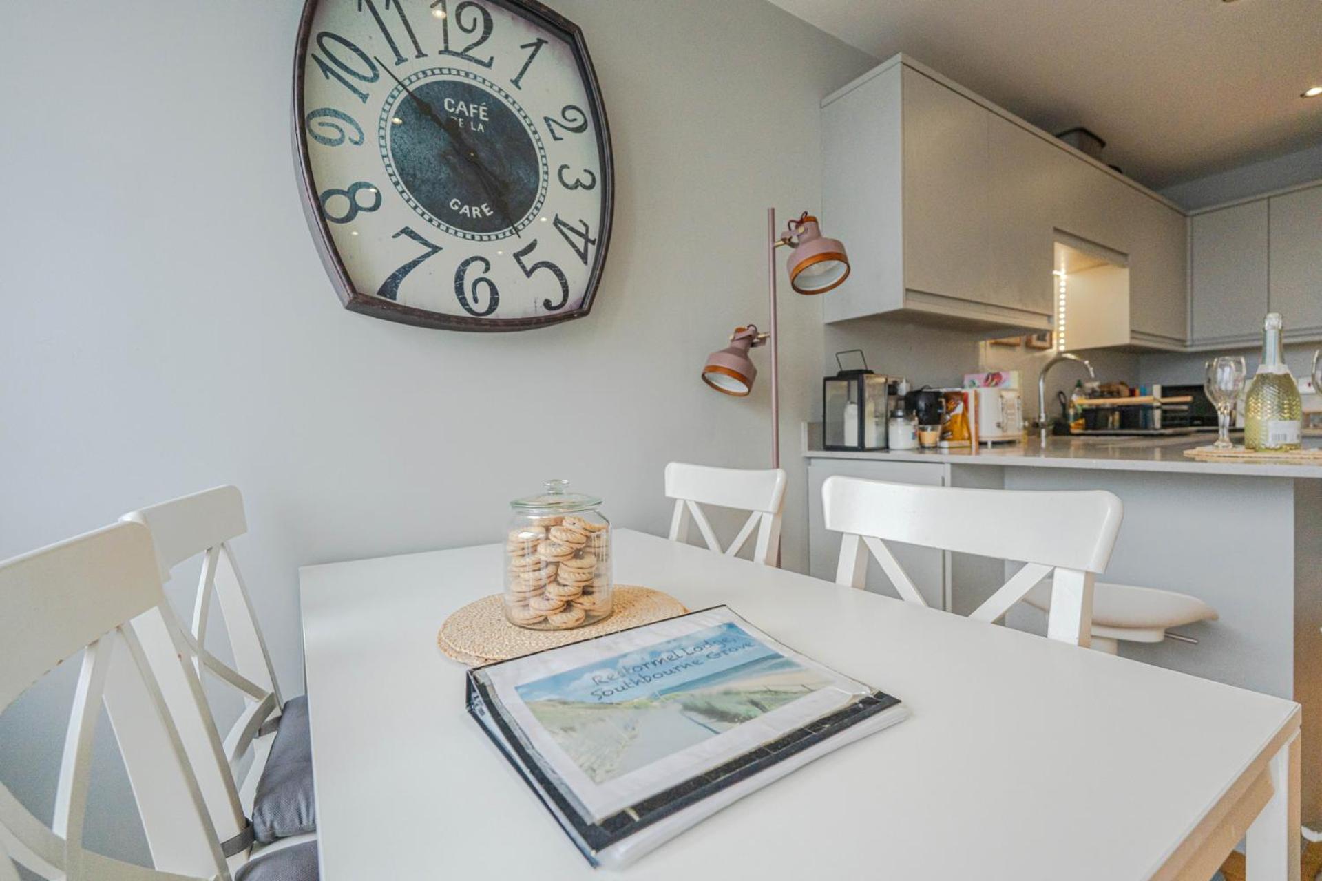 Stunning Bright Two Bedroom Apartment In Southbourne