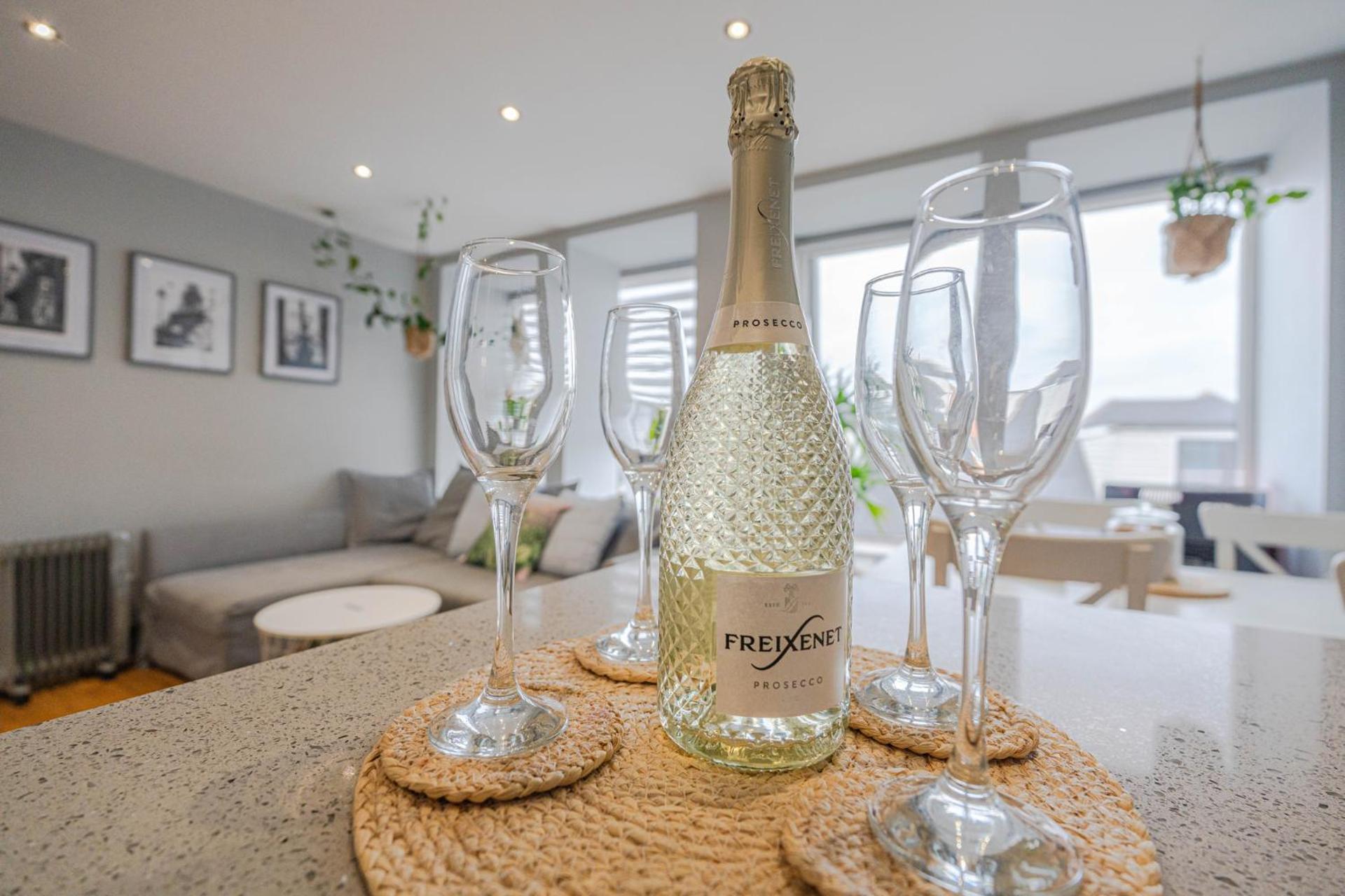 Stunning Bright Two Bedroom Apartment In Southbourne