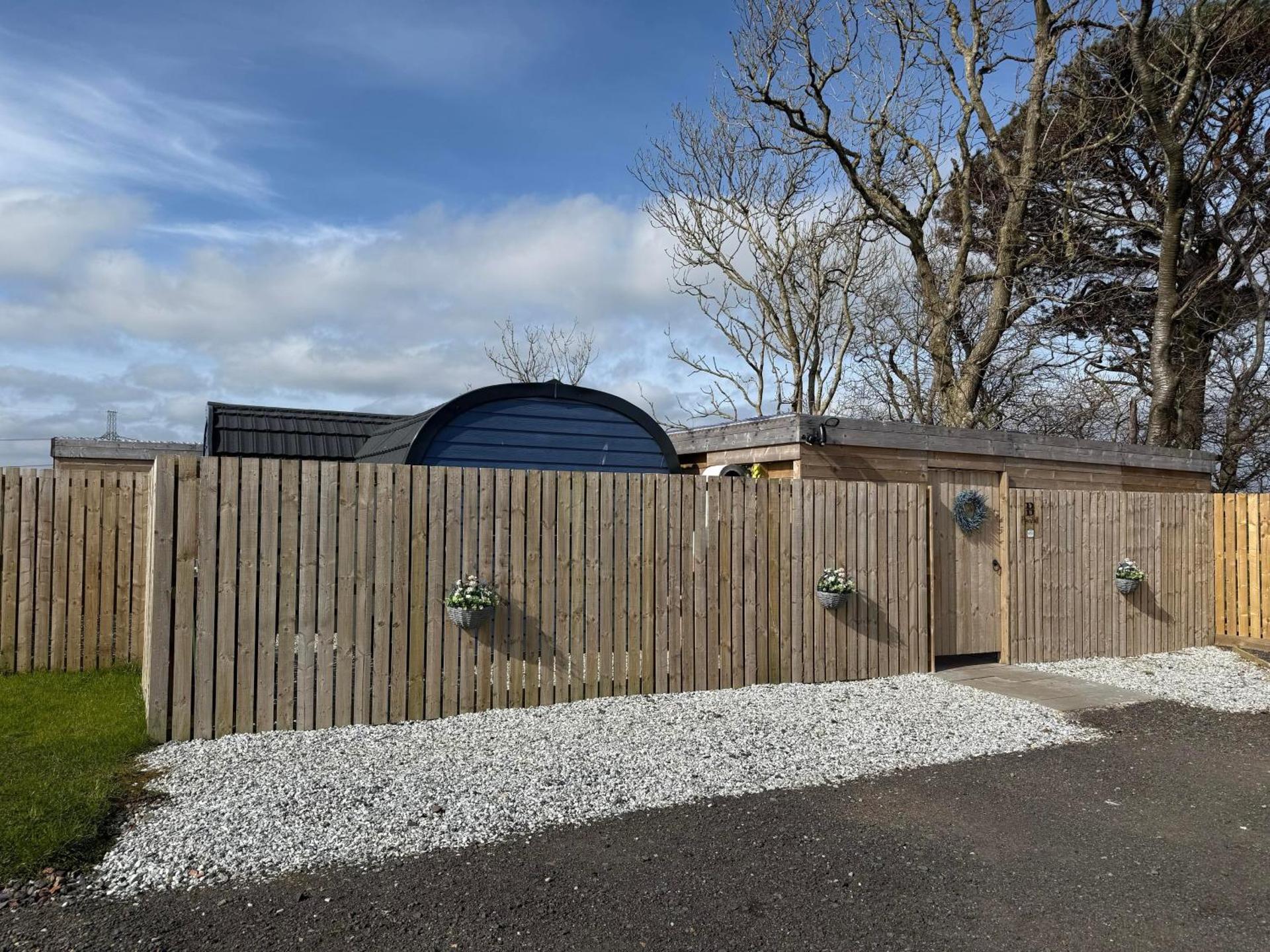 Barlosh Luxury Tpod PiperHill pool table, hot tub, 2 indoor outdoor terraces, BBQ, Firepit, lots of extras