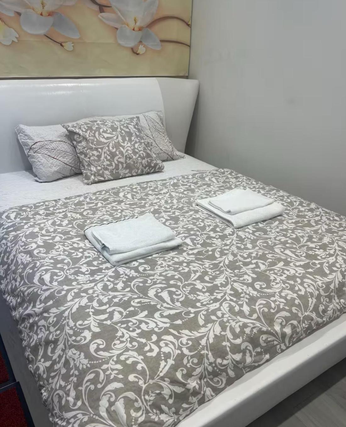 Cozy and close to nature, with free parking!