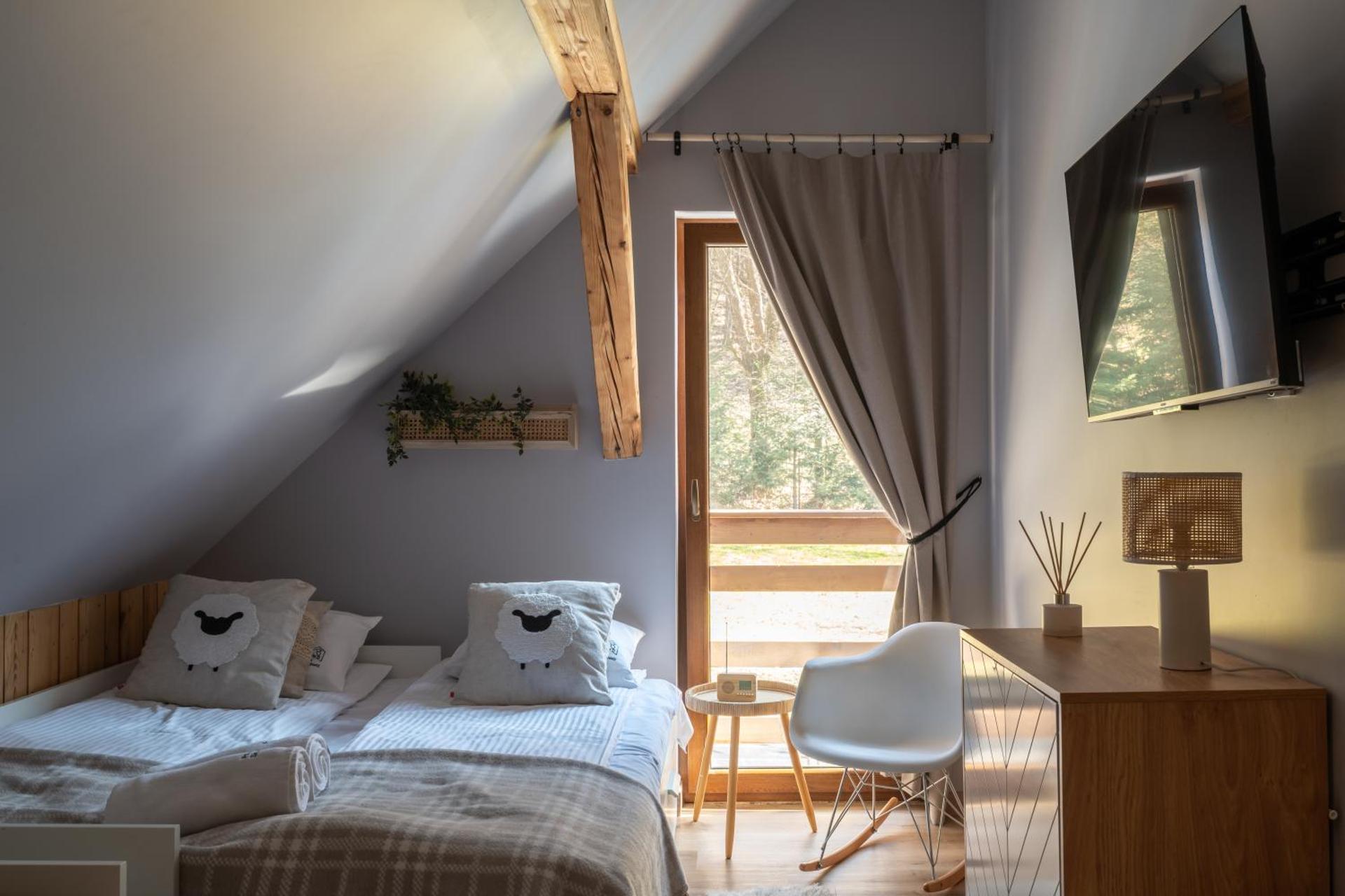 Polana Słowikowa 5 star- domek w górach z jacuzzi, sauna,basen,ogród z lasem, kominek i narty