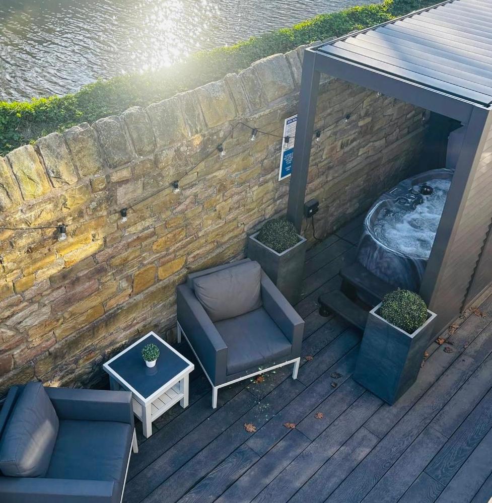 Couples Canalside Retreat with Hot Tub & Pergola