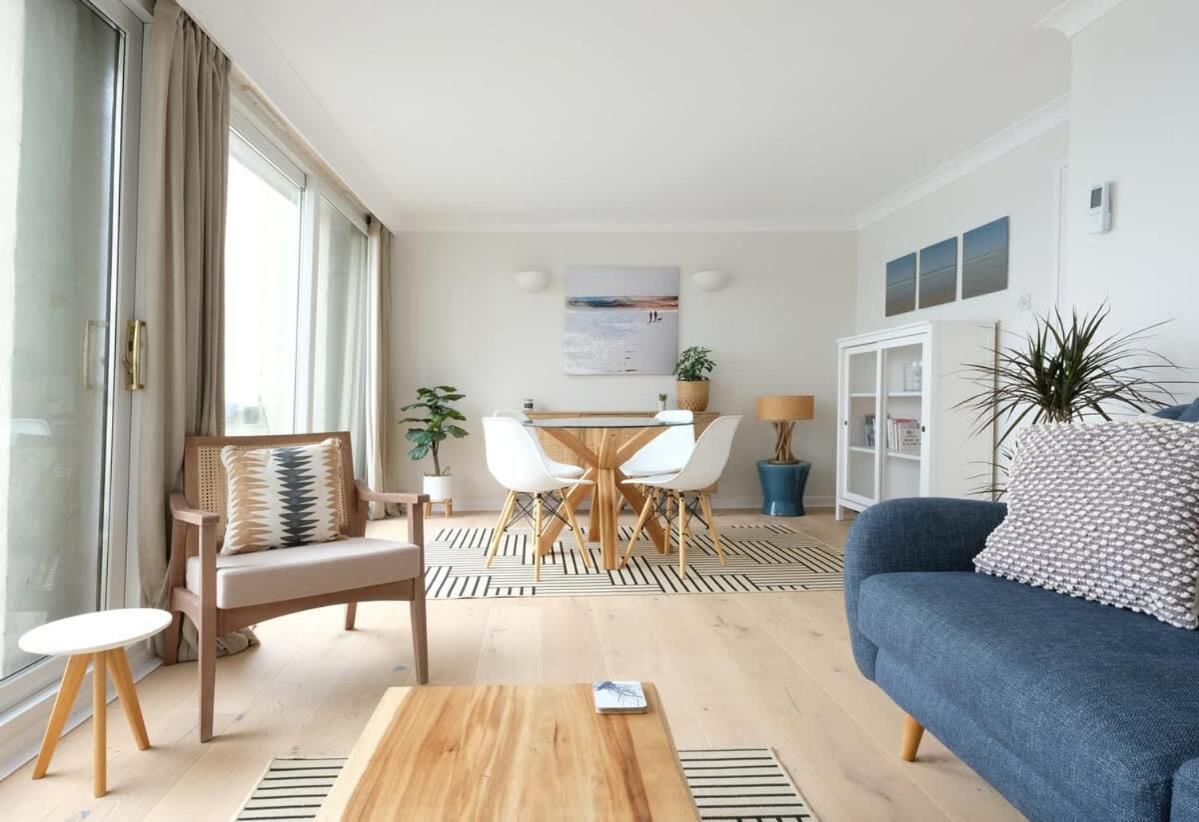 Spectacular Waterfront Views With Parking At 'Mariners Mirror'