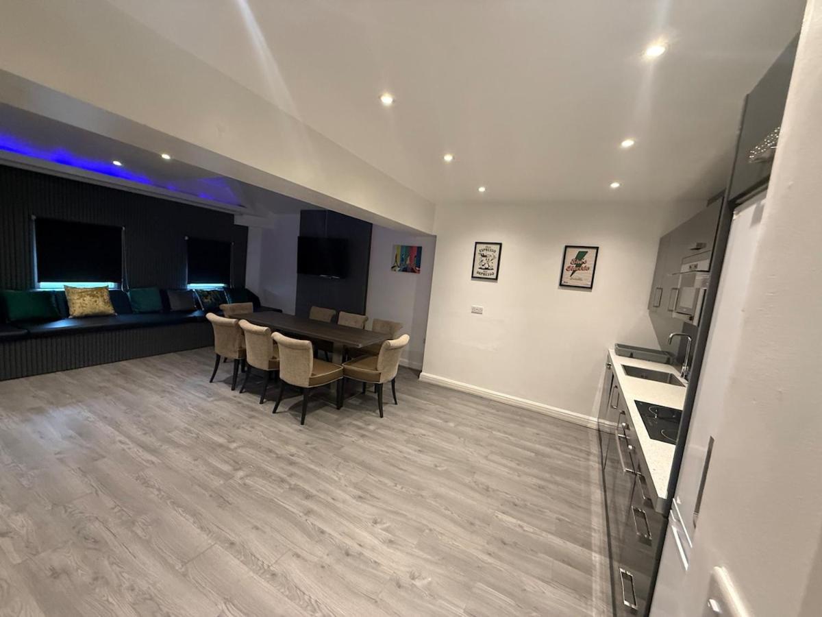 Amazing 10 bed apt on Mathew Street Sleeps 18