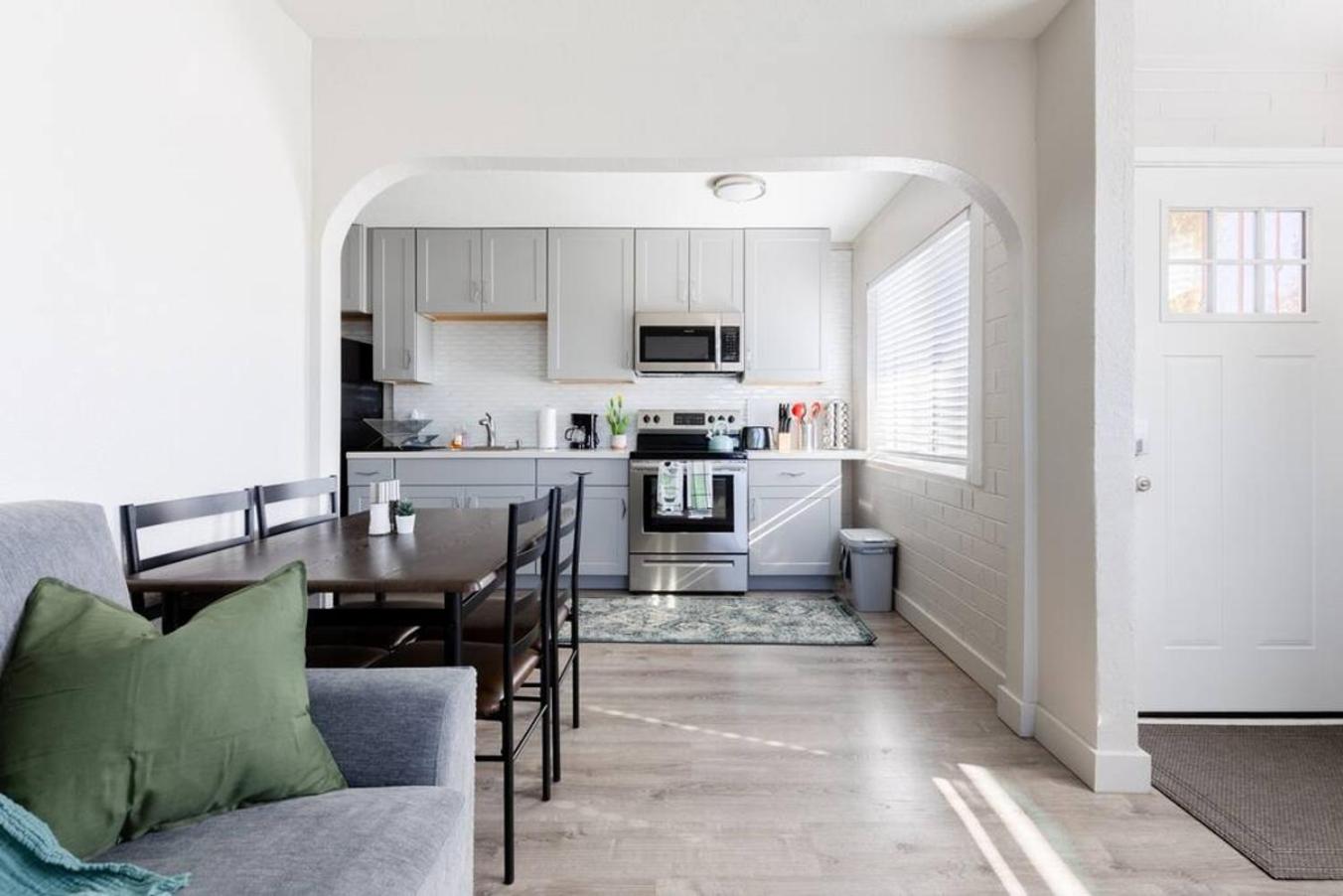 Spacious 2BR Condo, Steps to Downtown Gilbert, King Bed & Laundry