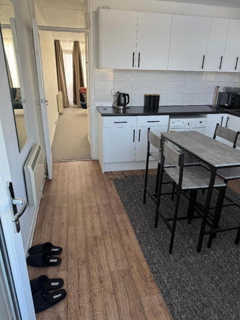 Beautiful-2 bedroom Apartment, 1 bathroom, sleeps 6, in greater london (South Croydon). Provides accommodation with WiFi, 3 minutes Walk from Purley Oak Station and 10mins drive to East Croydon Station