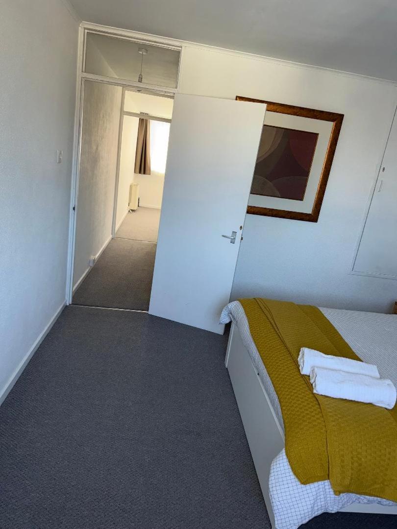 Beautiful-2 bedroom Apartment, 1 bathroom, sleeps 6, in greater london (South Croydon). Provides accommodation with WiFi, 3 minutes Walk from Purley Oak Station and 10mins drive to East Croydon Station