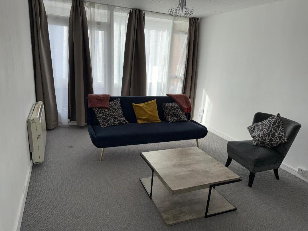 Beautiful-2 bedroom Apartment, 1 bathroom, sleeps 6, in greater london (South Croydon). Provides accommodation with WiFi, 3 minutes Walk from Purley Oak Station and 10mins drive to East Croydon Station