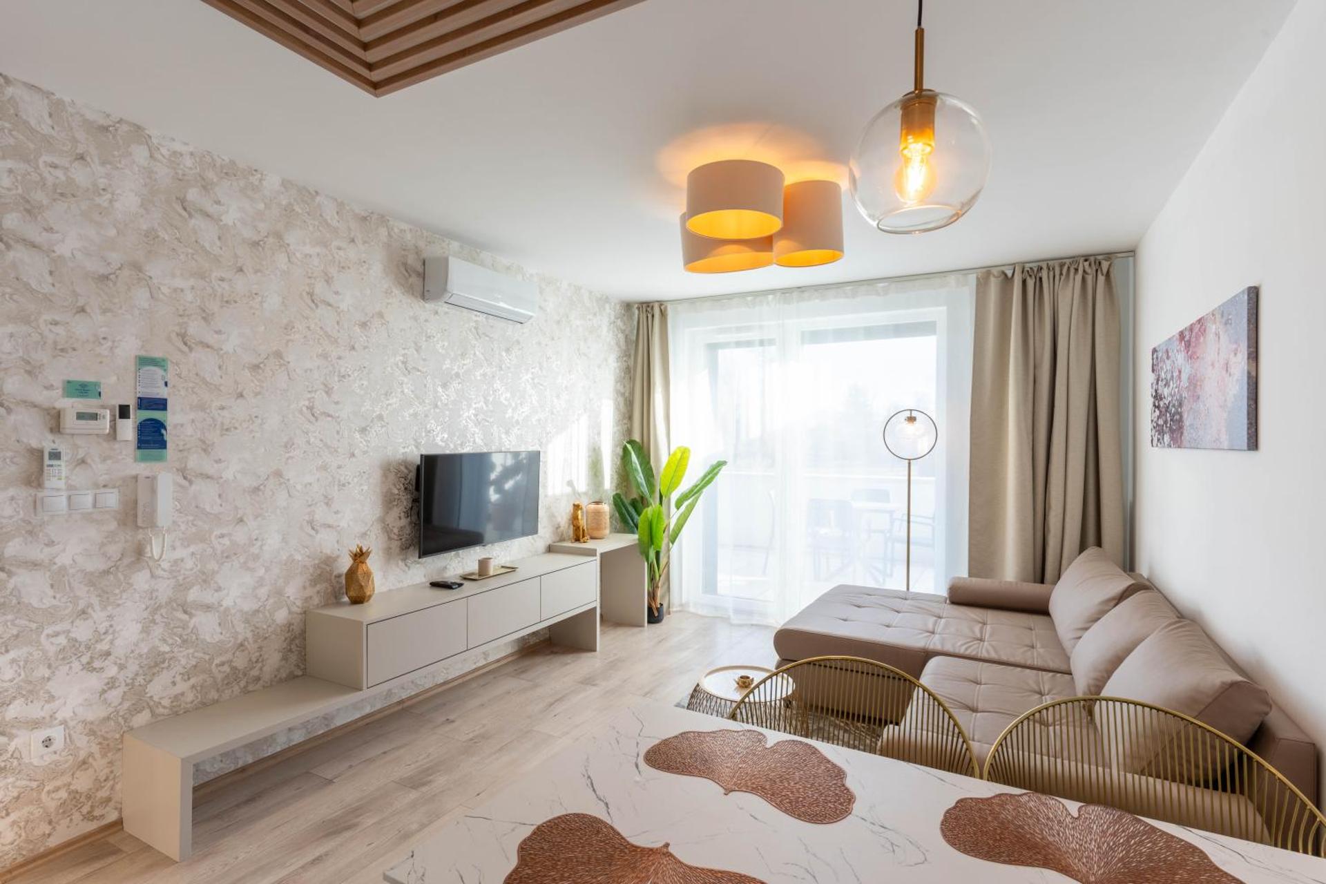 Lakeside 101 Apartment