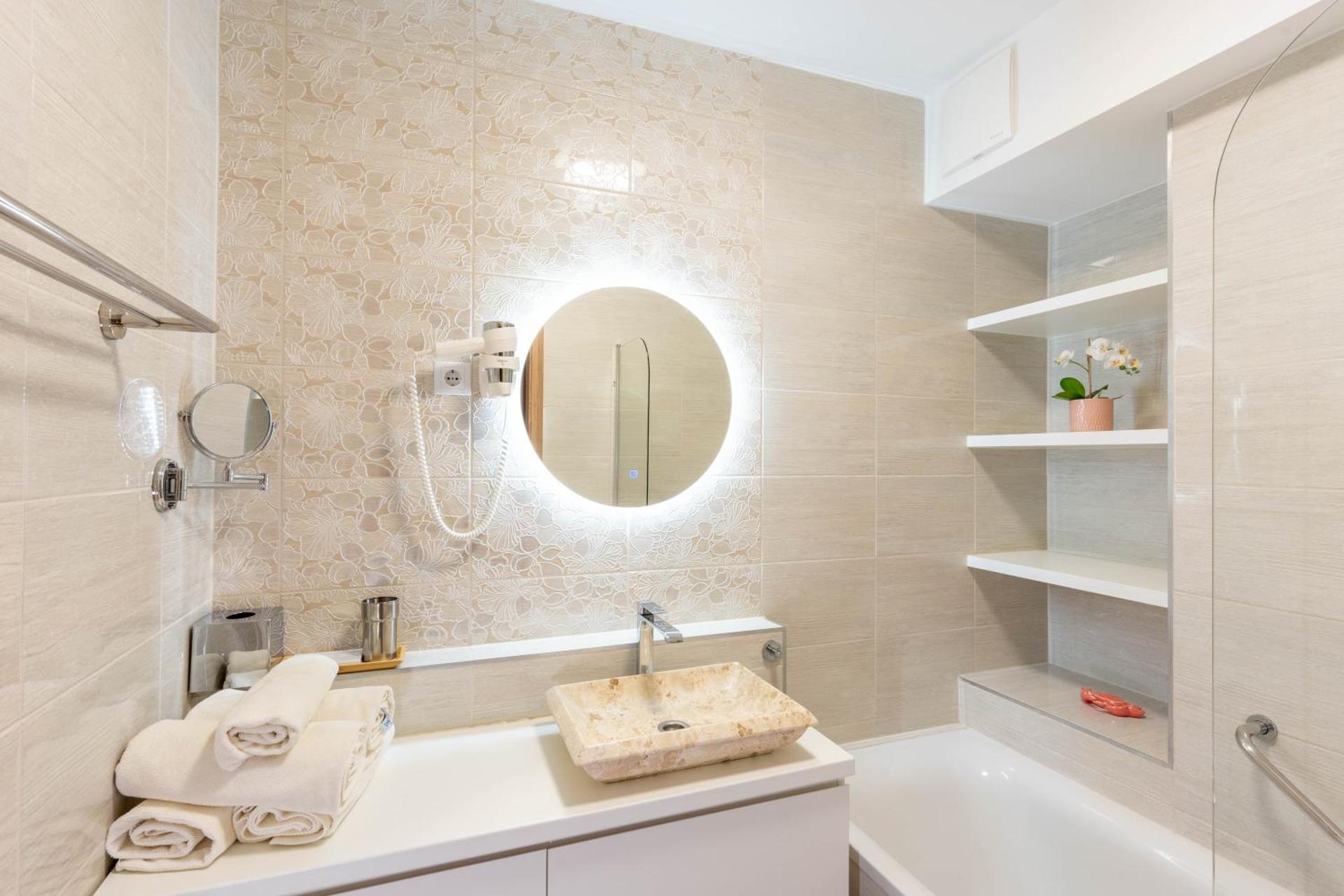 Lakeside 101 Apartment