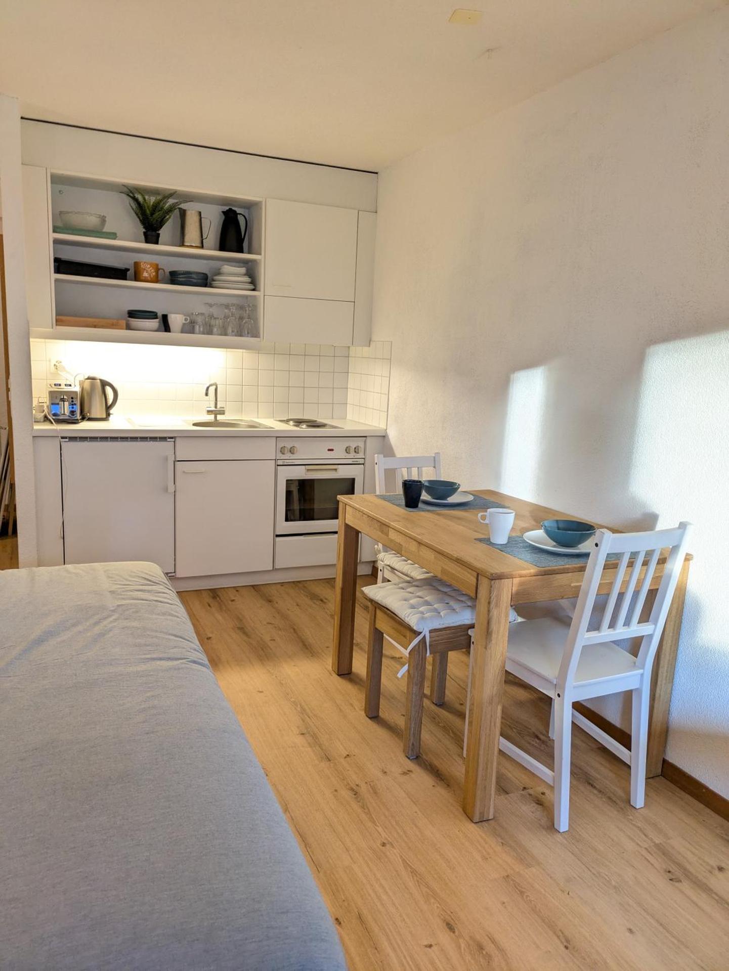 Studio with balcony, Niesen view & free parking near Interlaken, Thunersee & Blausee