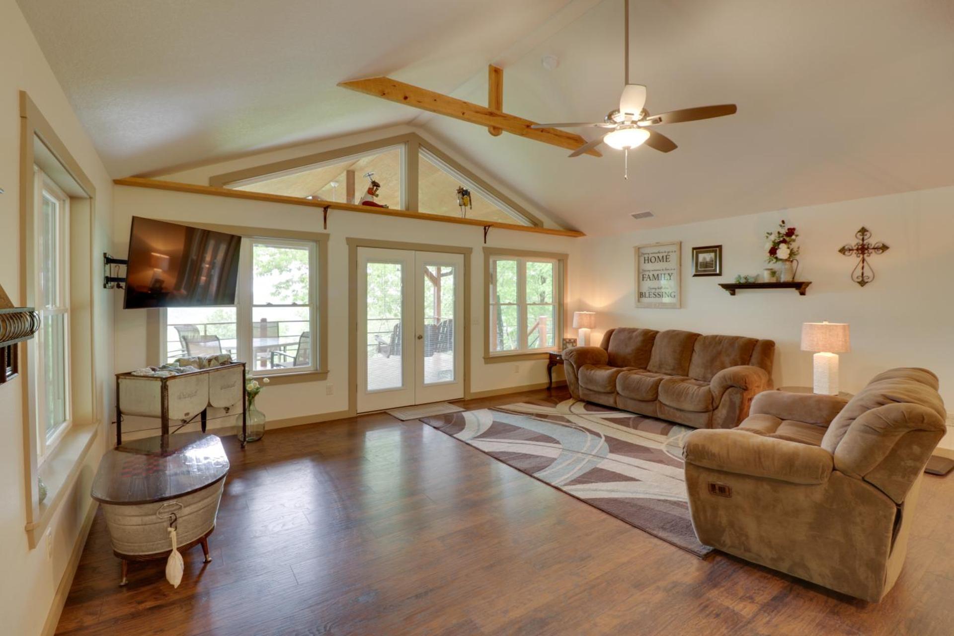 Bullfrog Bluff Mountain View Cabin with Deck!